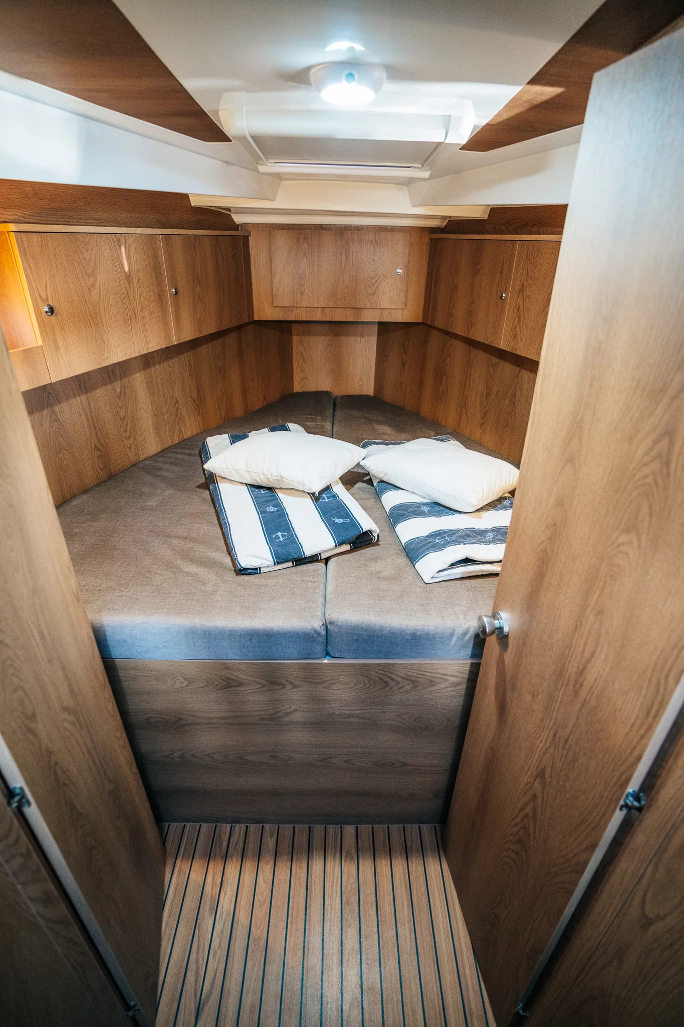 Nikhen Aqua Sun 34 Sedan (Bepo) cabin - 13
