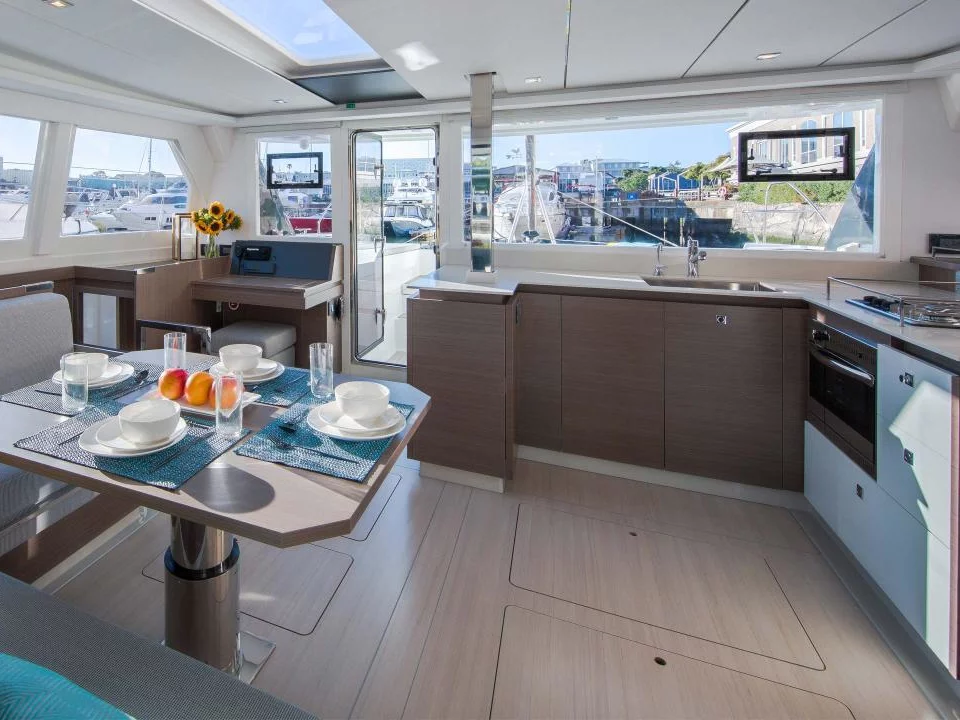 Leopard 42 () Interior image - 7