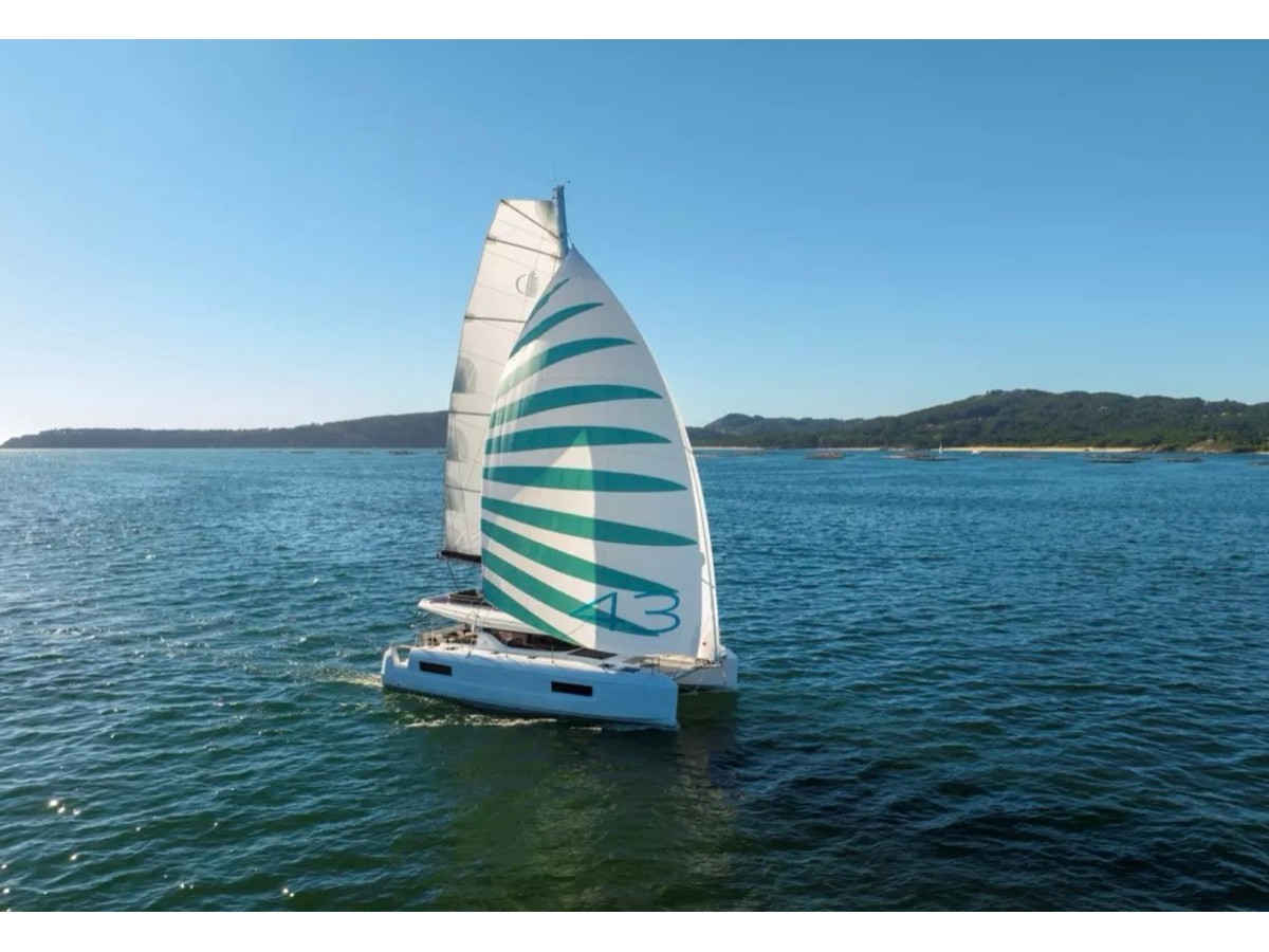 Lagoon 43 (3 cab) — photo 1