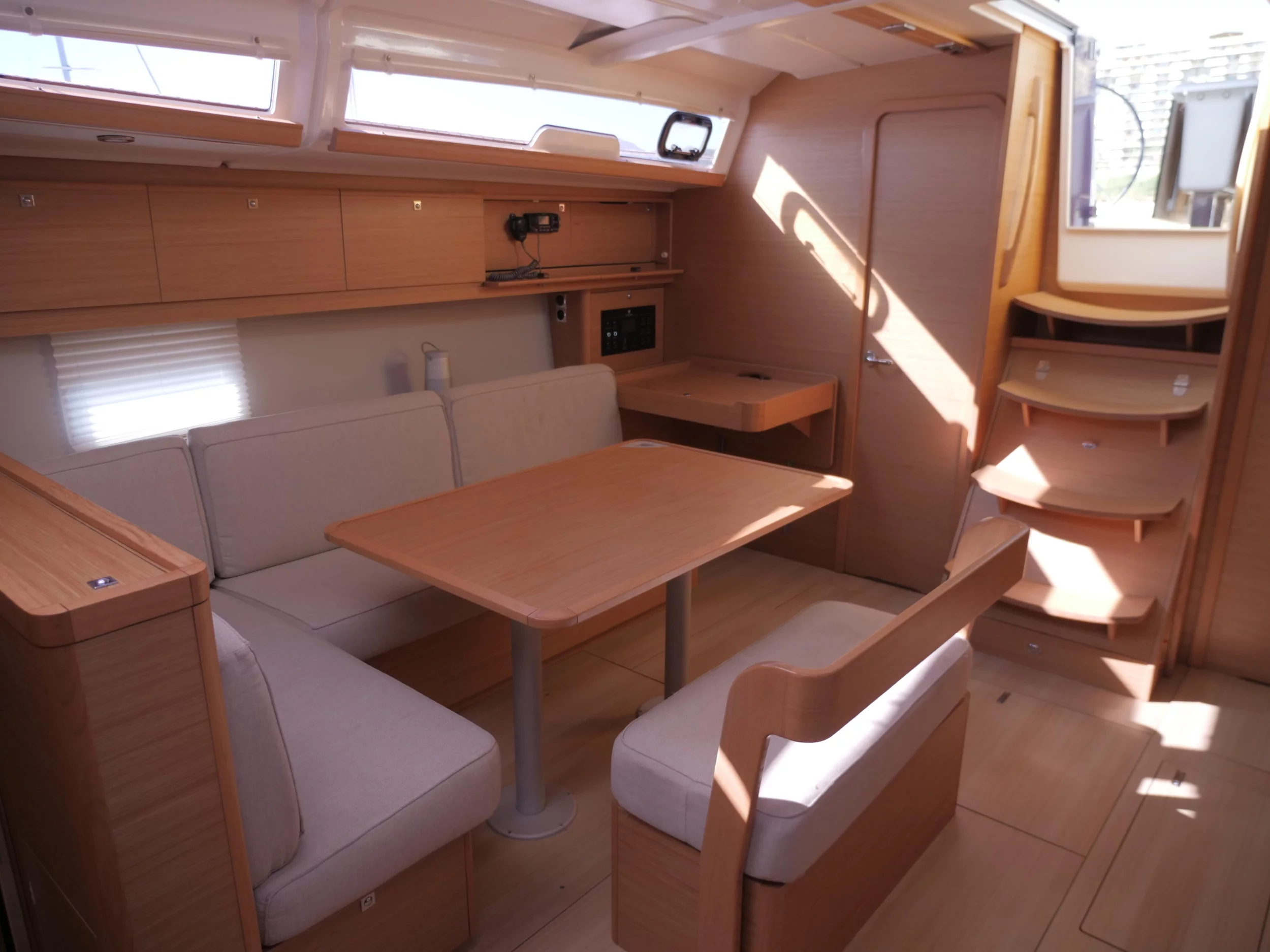 Dufour 430 (Bloody Mary) Interior image - 9
