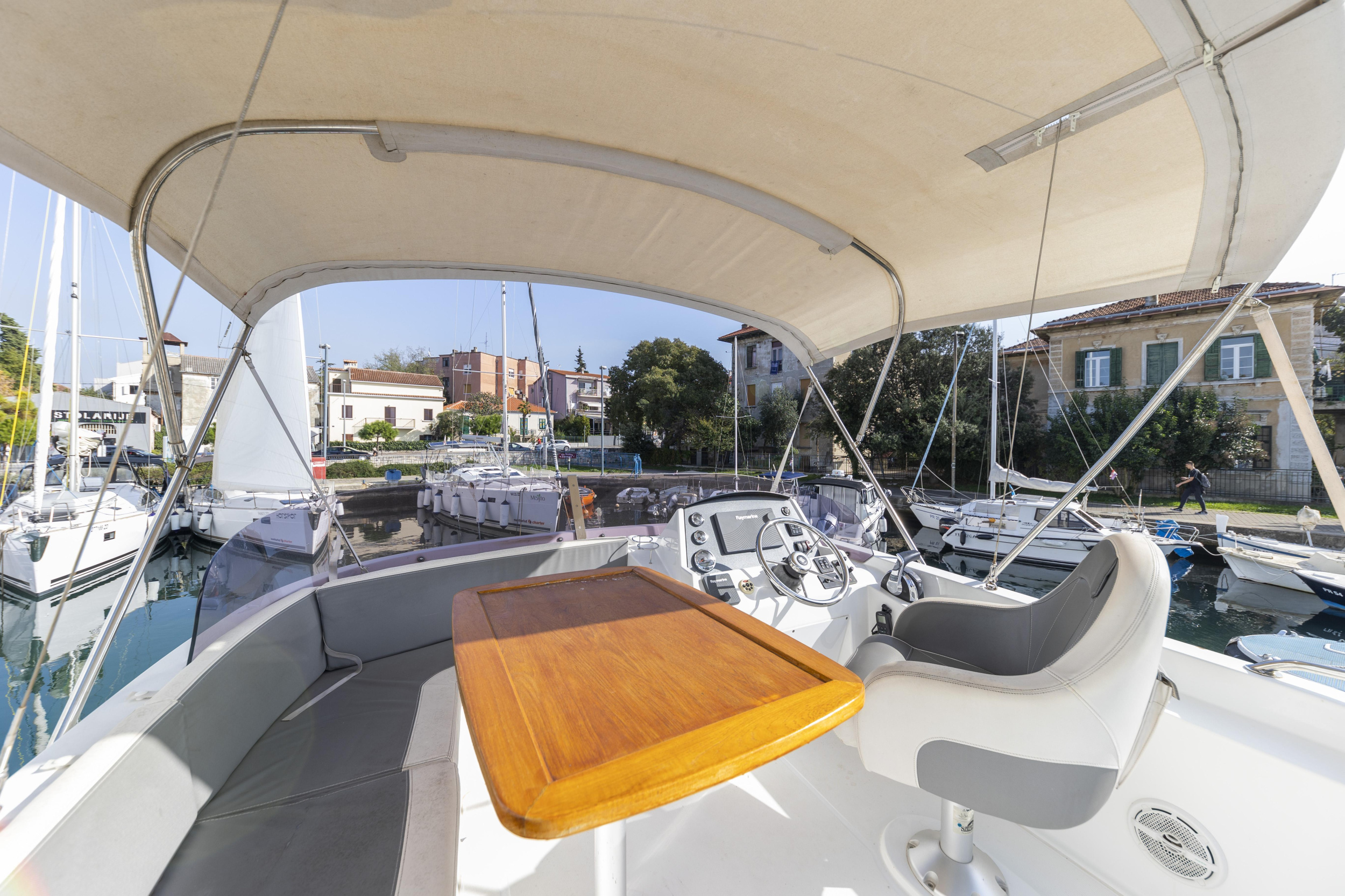 Photo #17 - Swift Trawler 34 Fly (Blue Sky) en Zadar - 12211