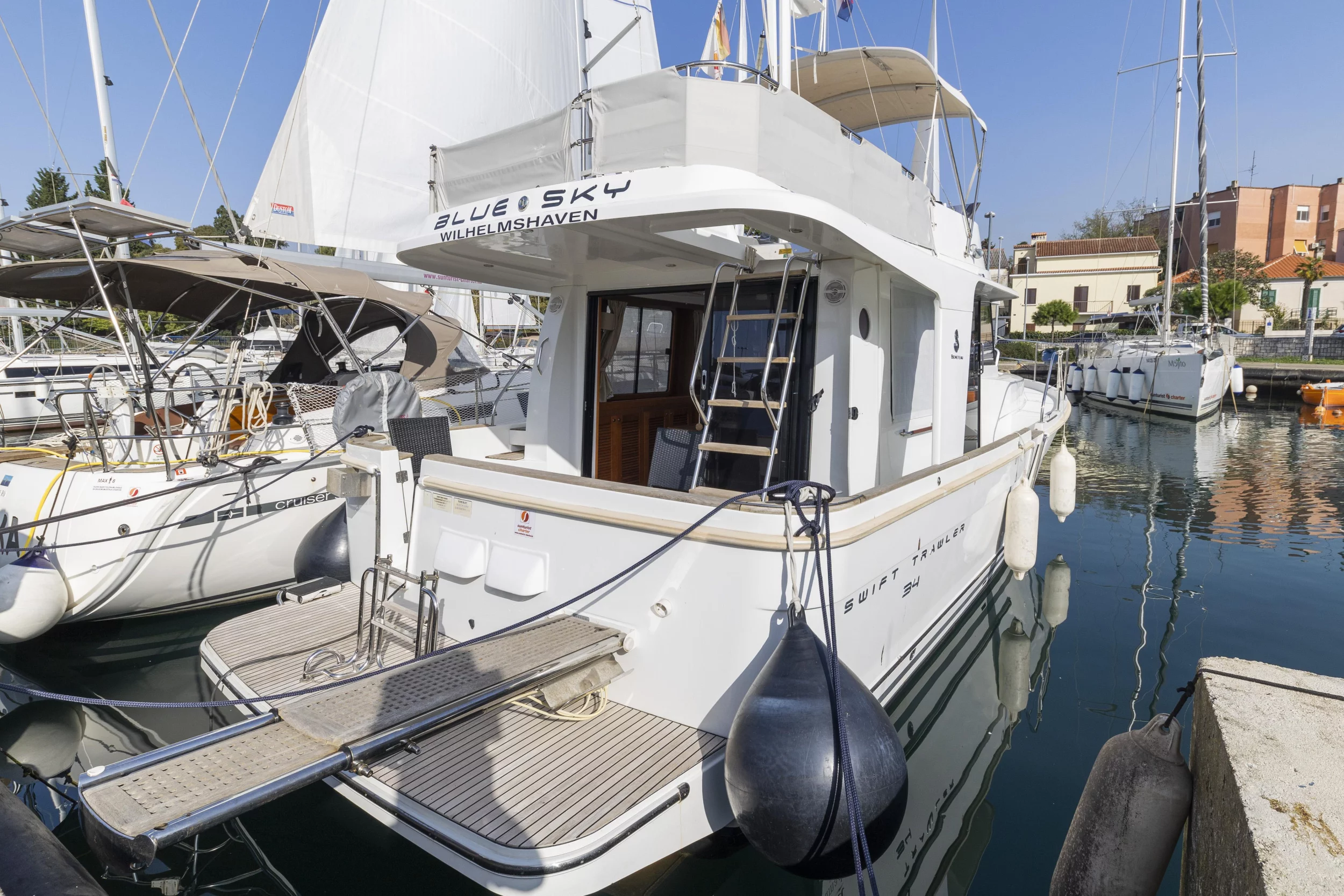 Swift Trawler 34 Fly (Blue Sky)  - 15