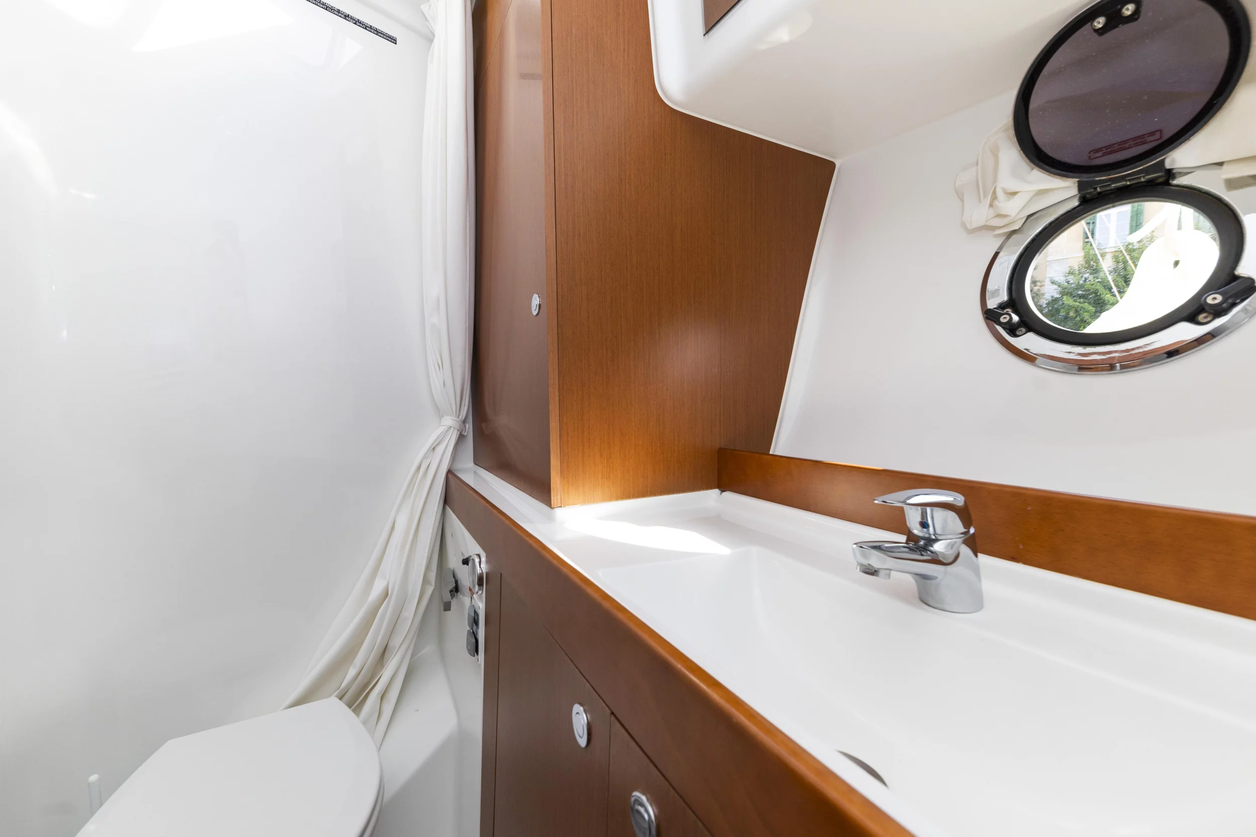 Swift Trawler 34 Fly (Blue Sky)  - 19