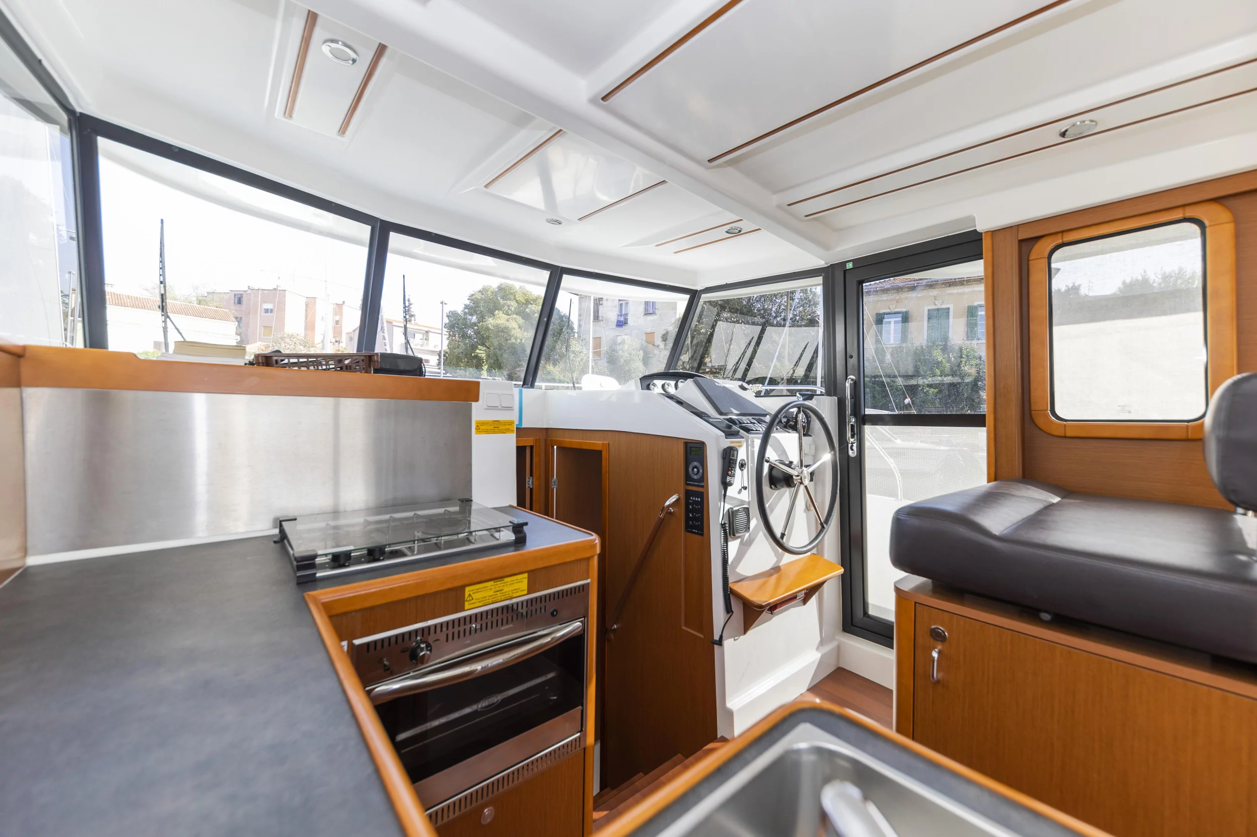 Swift Trawler 34 Fly (Blue Sky)  - 13
