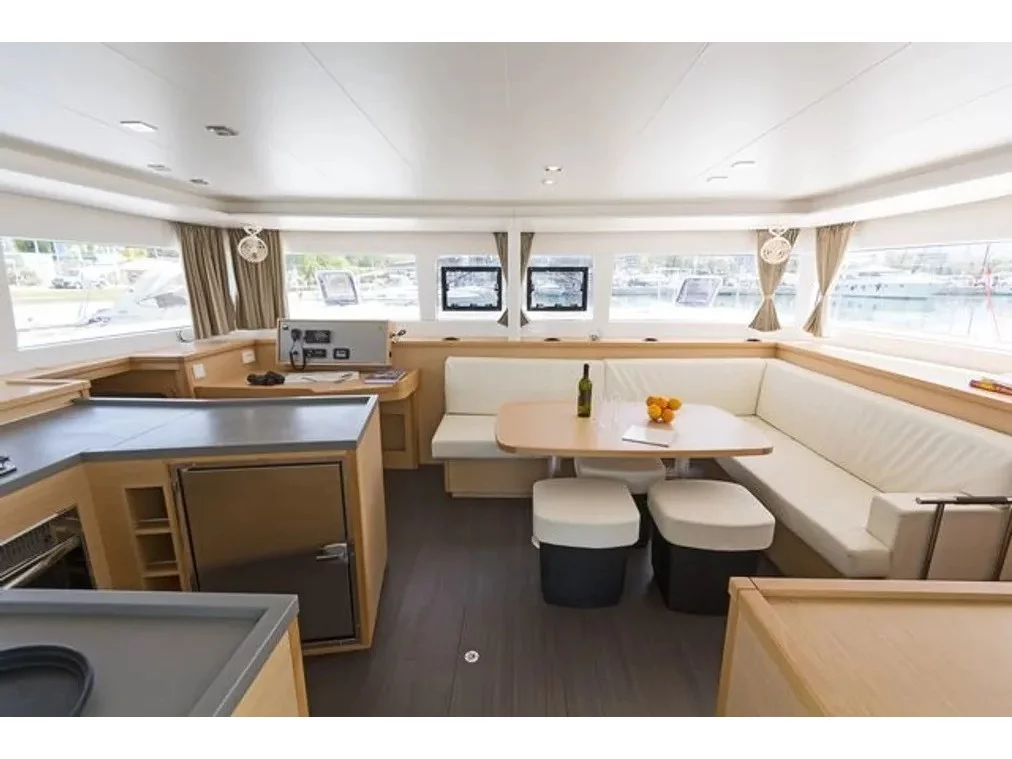 Lagoon 450 Fly (Anna Tessa) Interior image - 9