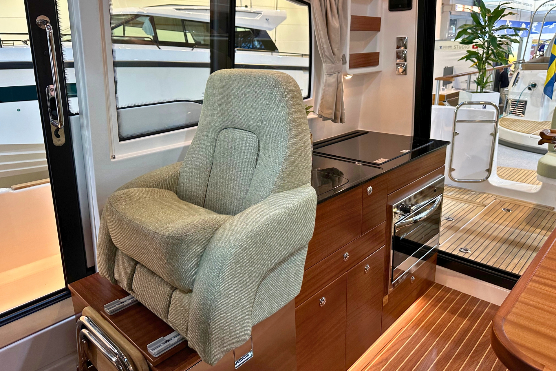 Nimbus 305 Coupe — photo 3