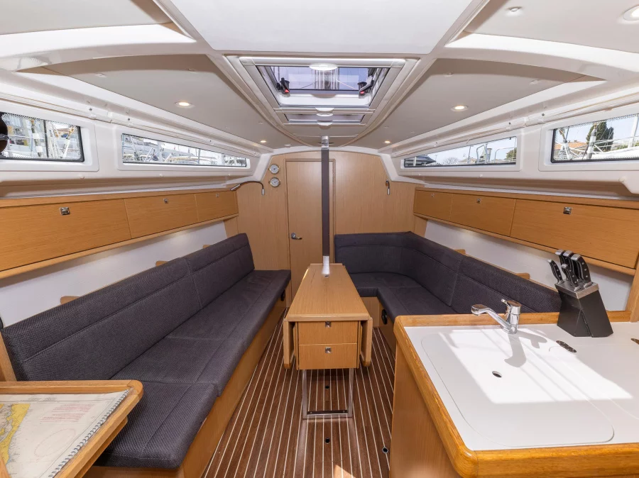Bavaria Cruiser 34 Style (Lena) Interior image - 8
