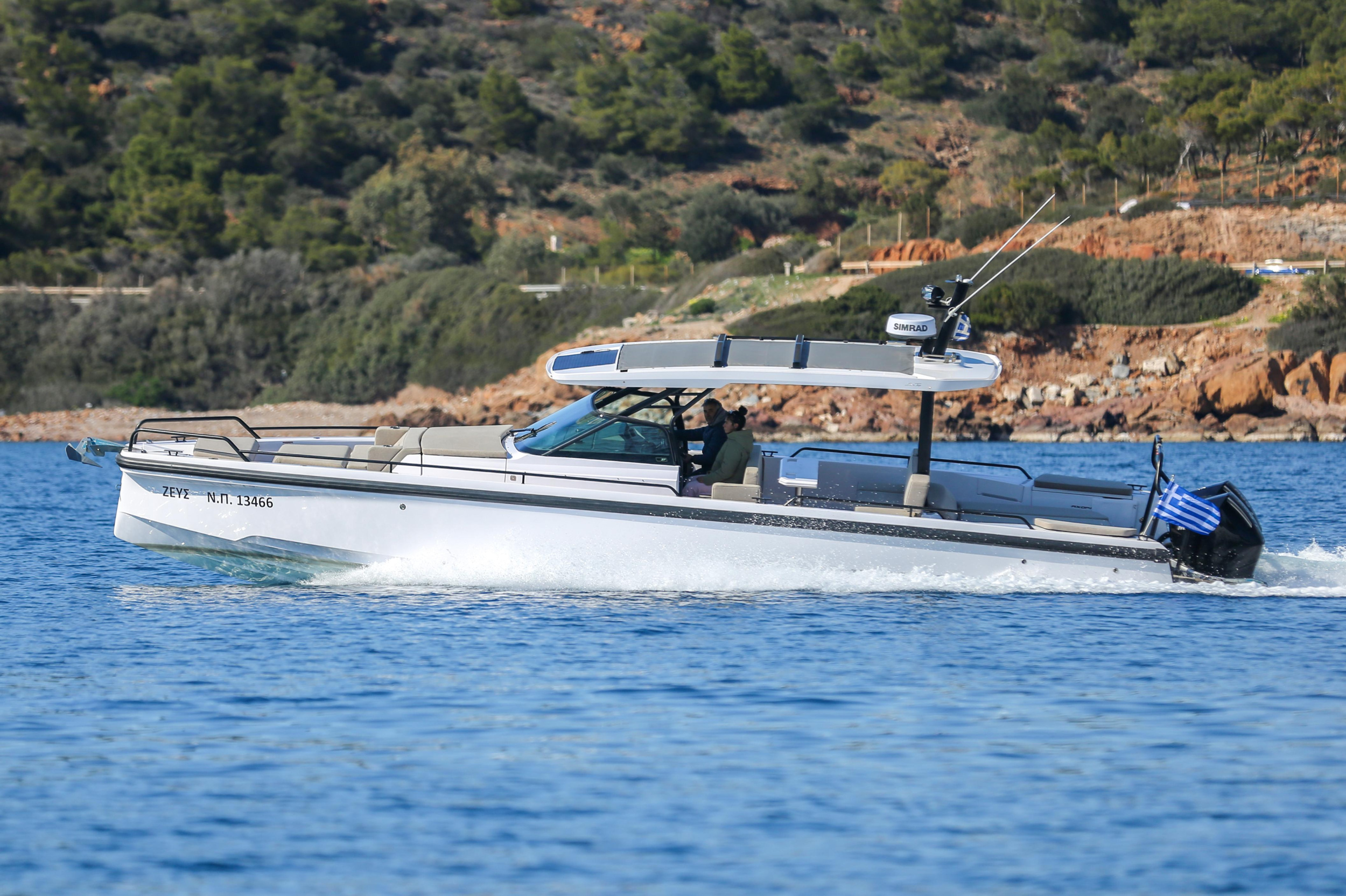 Photo #6 - Axopar 37 Sun Top (1 cabin) (ZEUS) en Port of Eretria - 16502