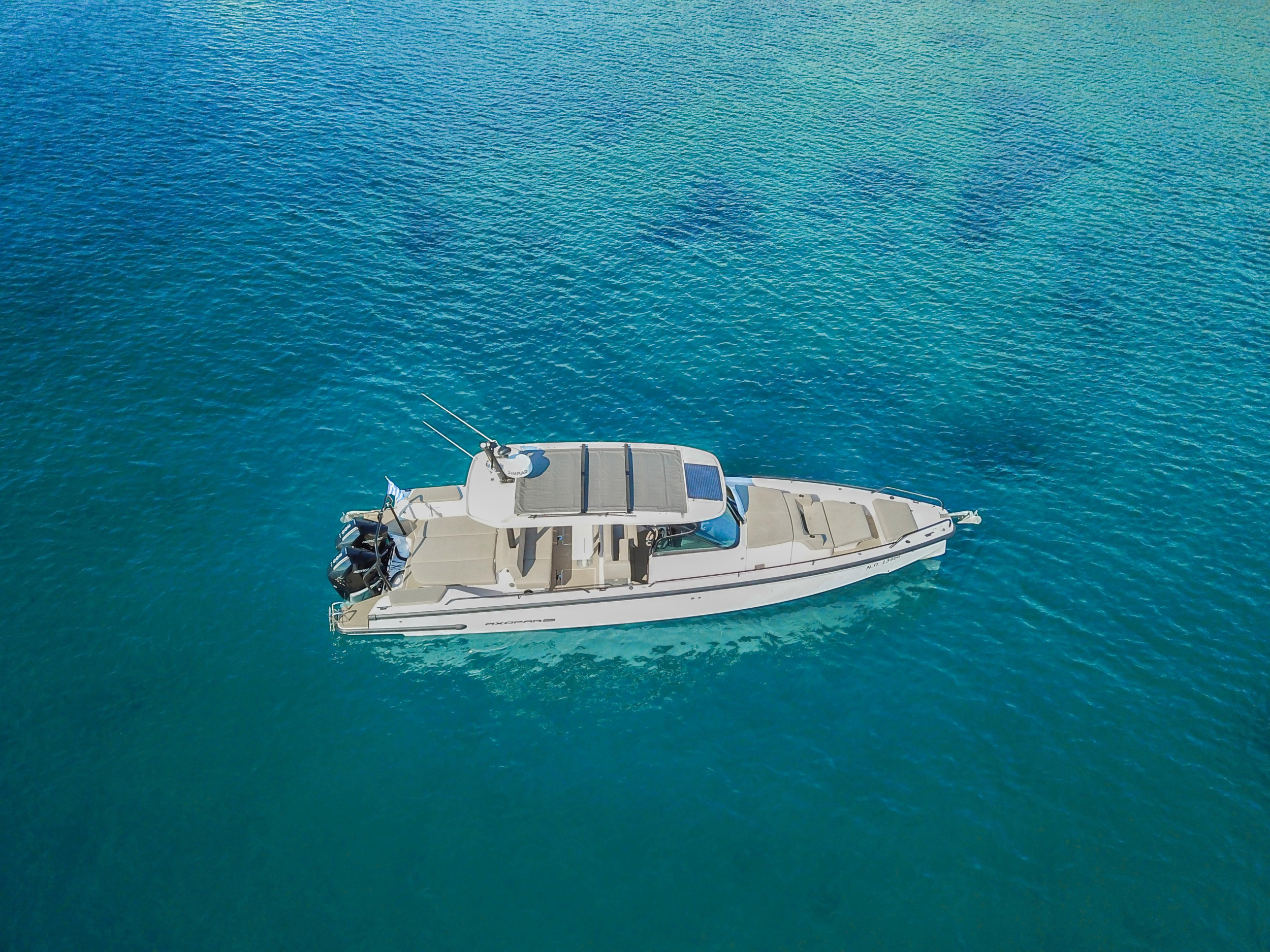 Photo #2 - Axopar 37 Sun Top (1 cabin) (ZEUS) en Port of Eretria - 16502