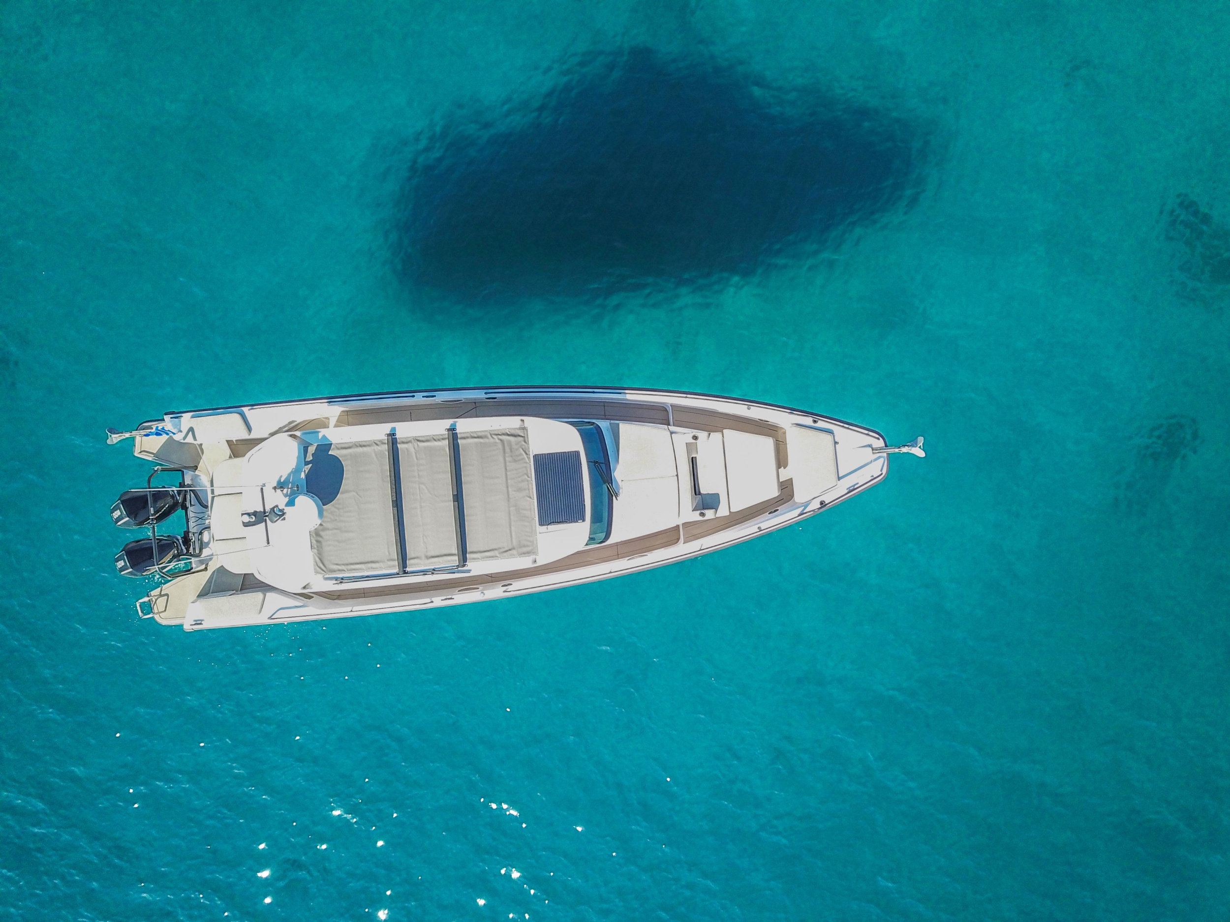 Photo #11 - Axopar 37 Sun Top (1 cabin) (ZEUS) en Port of Eretria - 16502