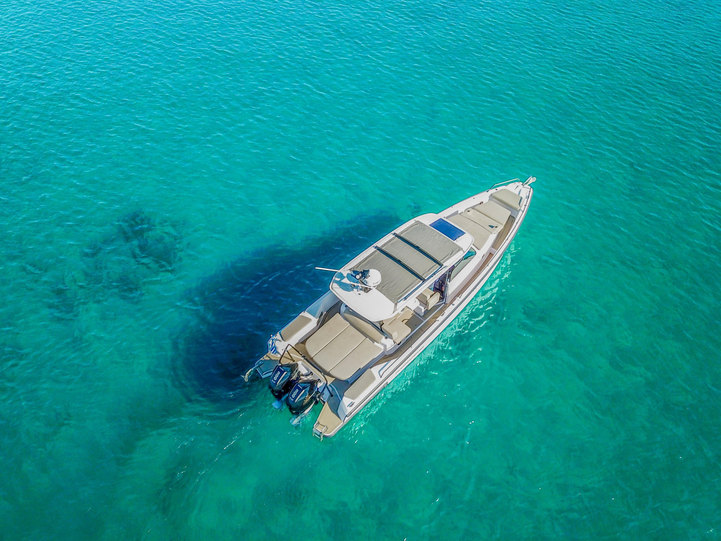 Photo #12 - Axopar 37 Sun Top (1 cabin) (ZEUS) en Port of Eretria - 16502
