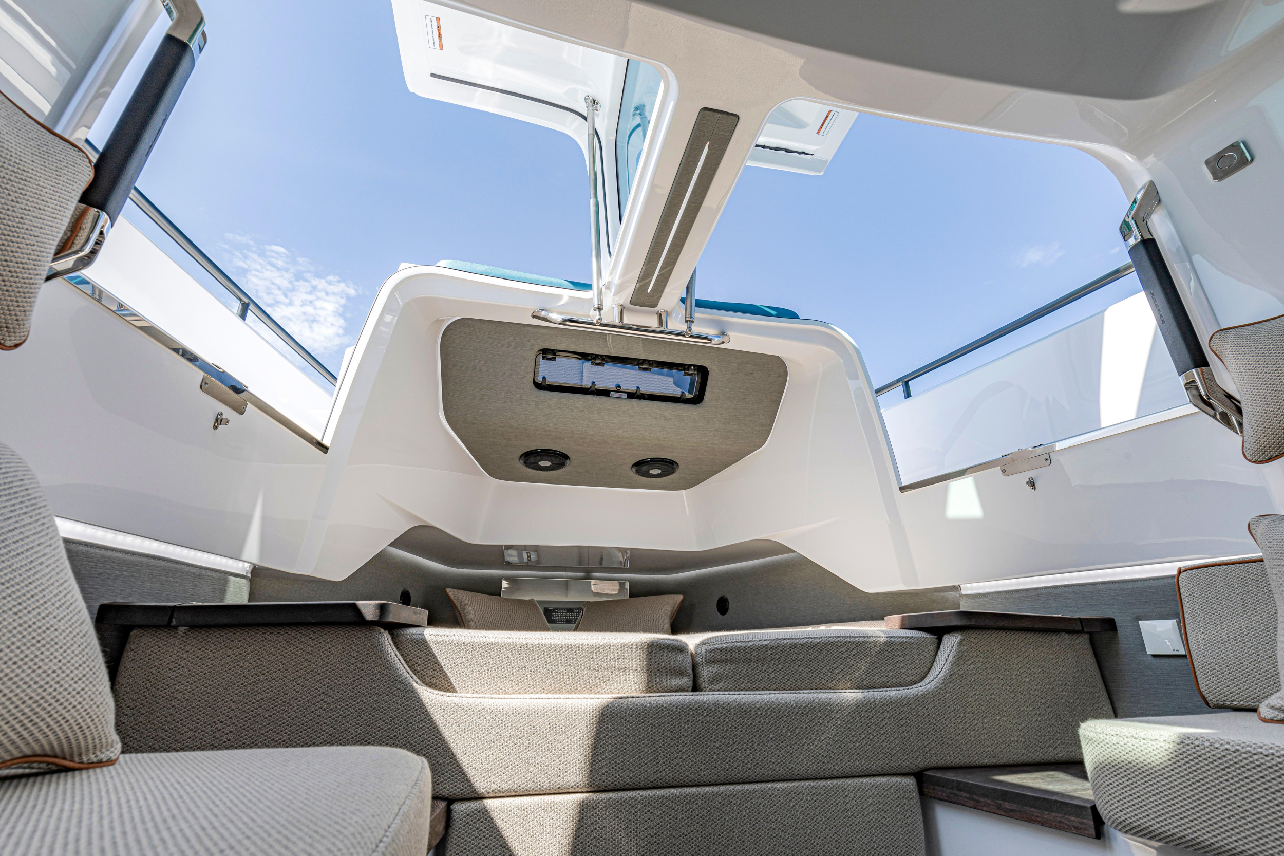 Photo #4 - Axopar 37 Sun Top (1 cabin) (ZEUS) en Port of Eretria - 16502