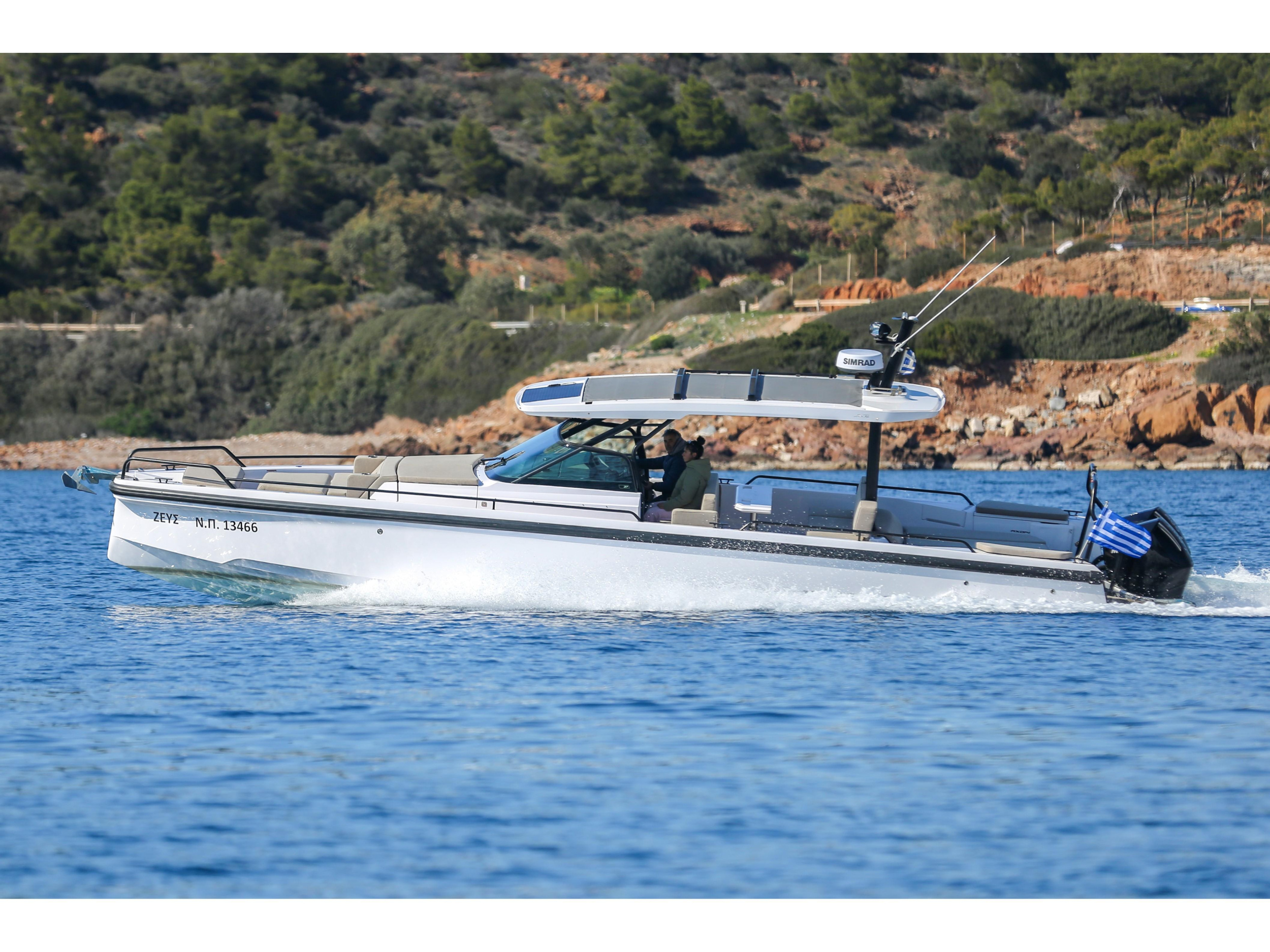 Photo #1 - Axopar 37 Sun Top (1 cabin) (ZEUS) en Port of Eretria - 16502
