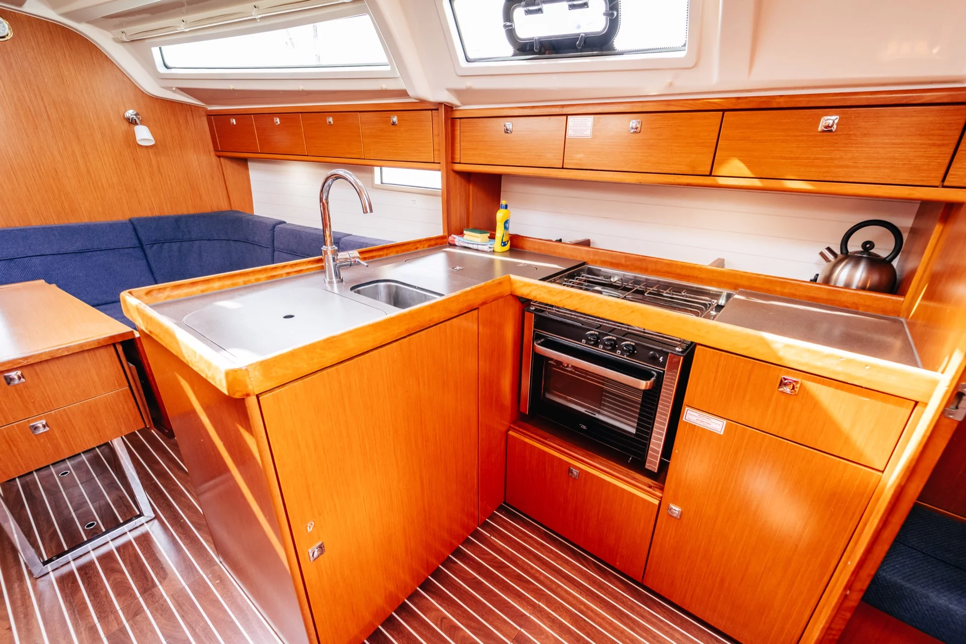 Bavaria Cruiser 37 (Blue Tone)  - 12