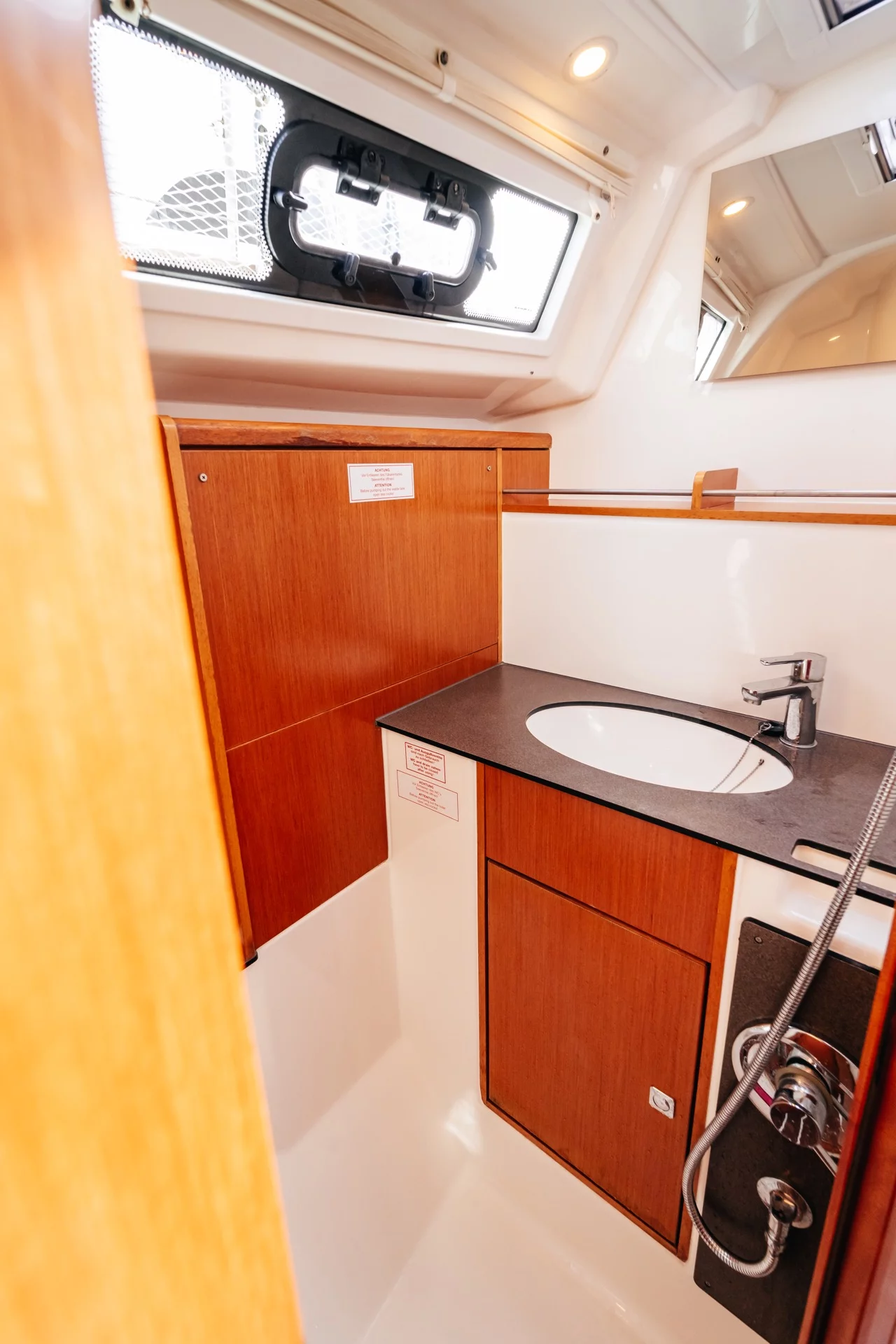 Bavaria Cruiser 37 (Blue Tone)  - 8