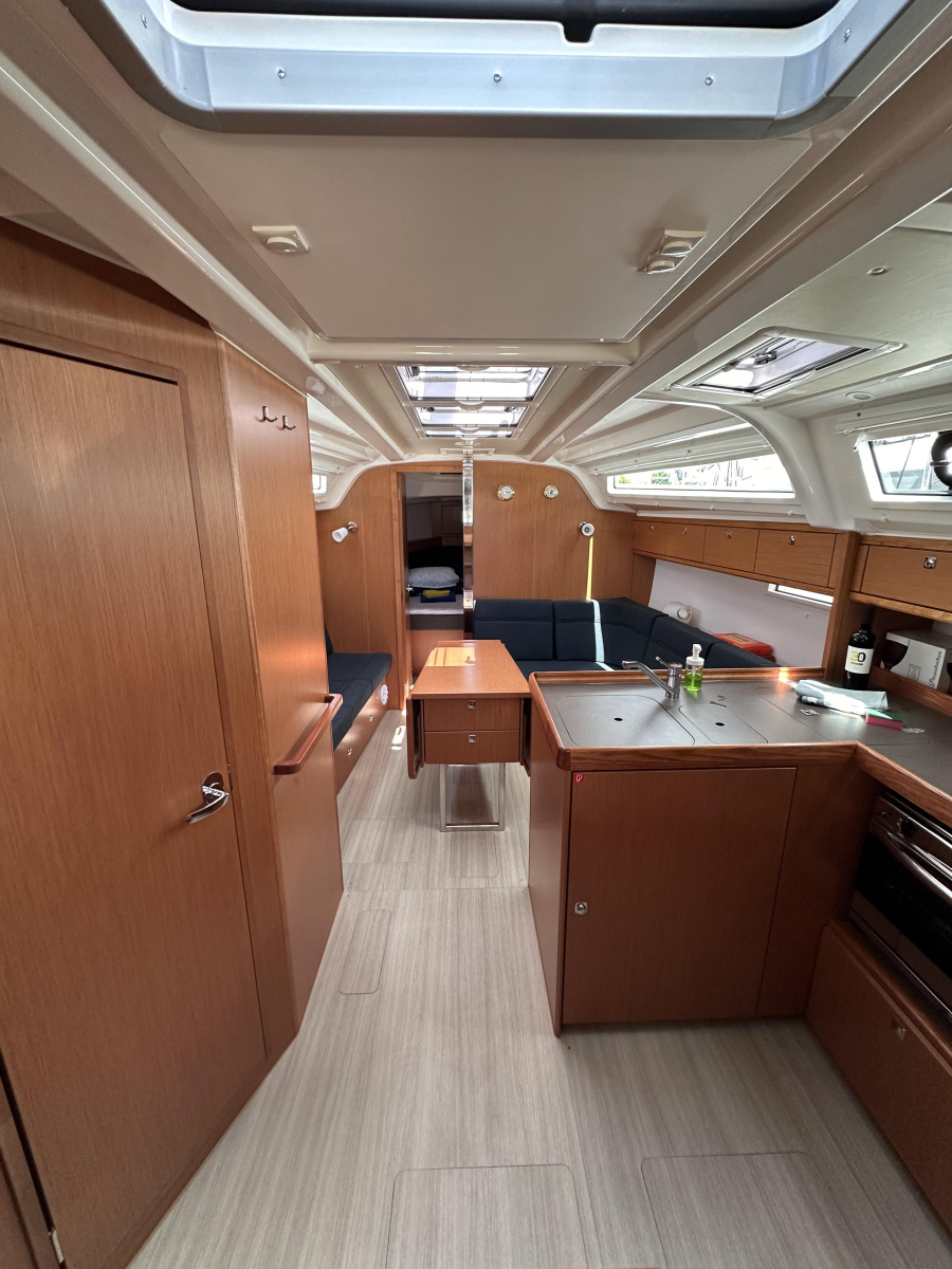 Bavaria Cruiser 37 — photo 13