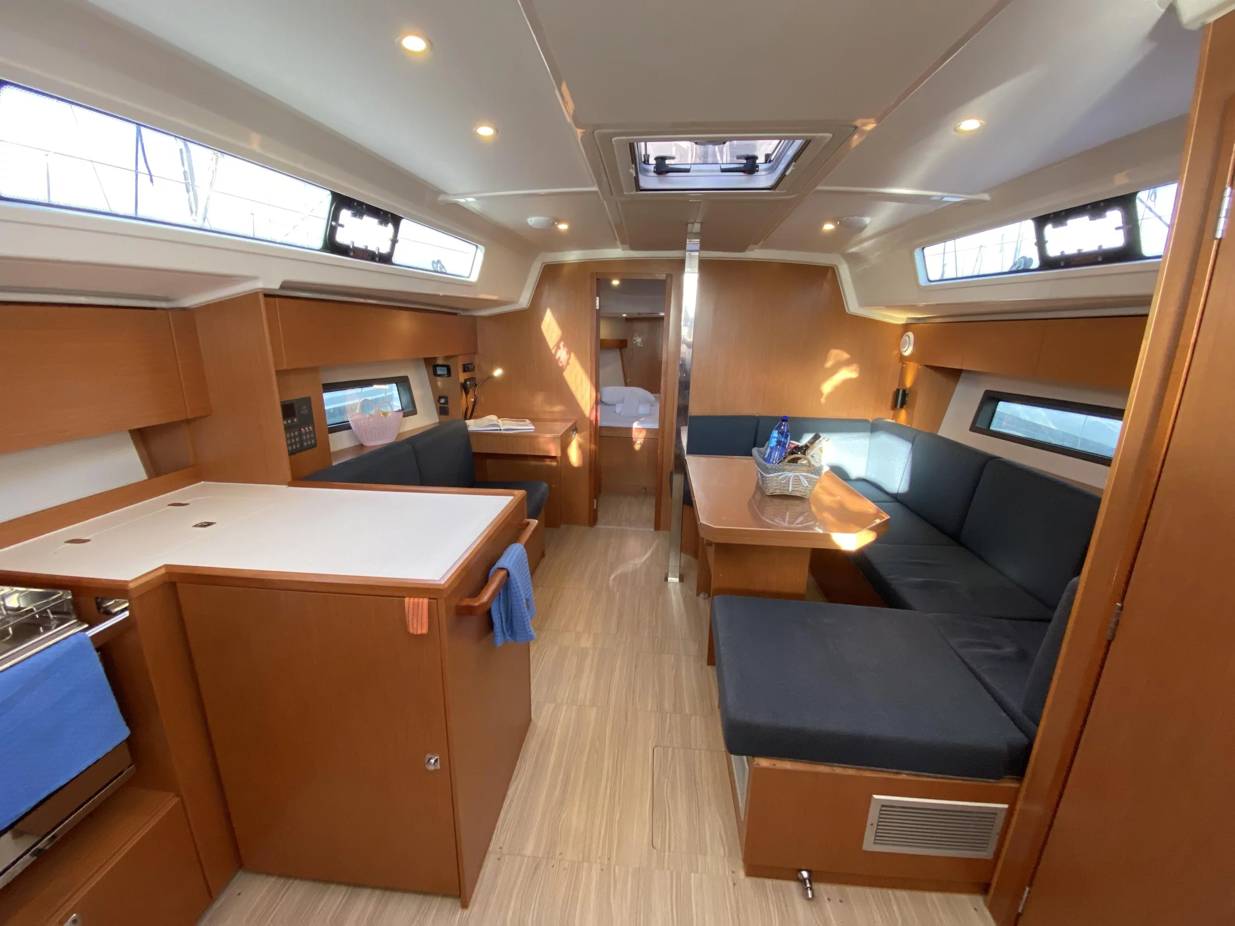 Bavaria C42 (Aeolus) Interior image - 8