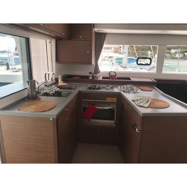Lagoon 450 Flybridge — photo 8