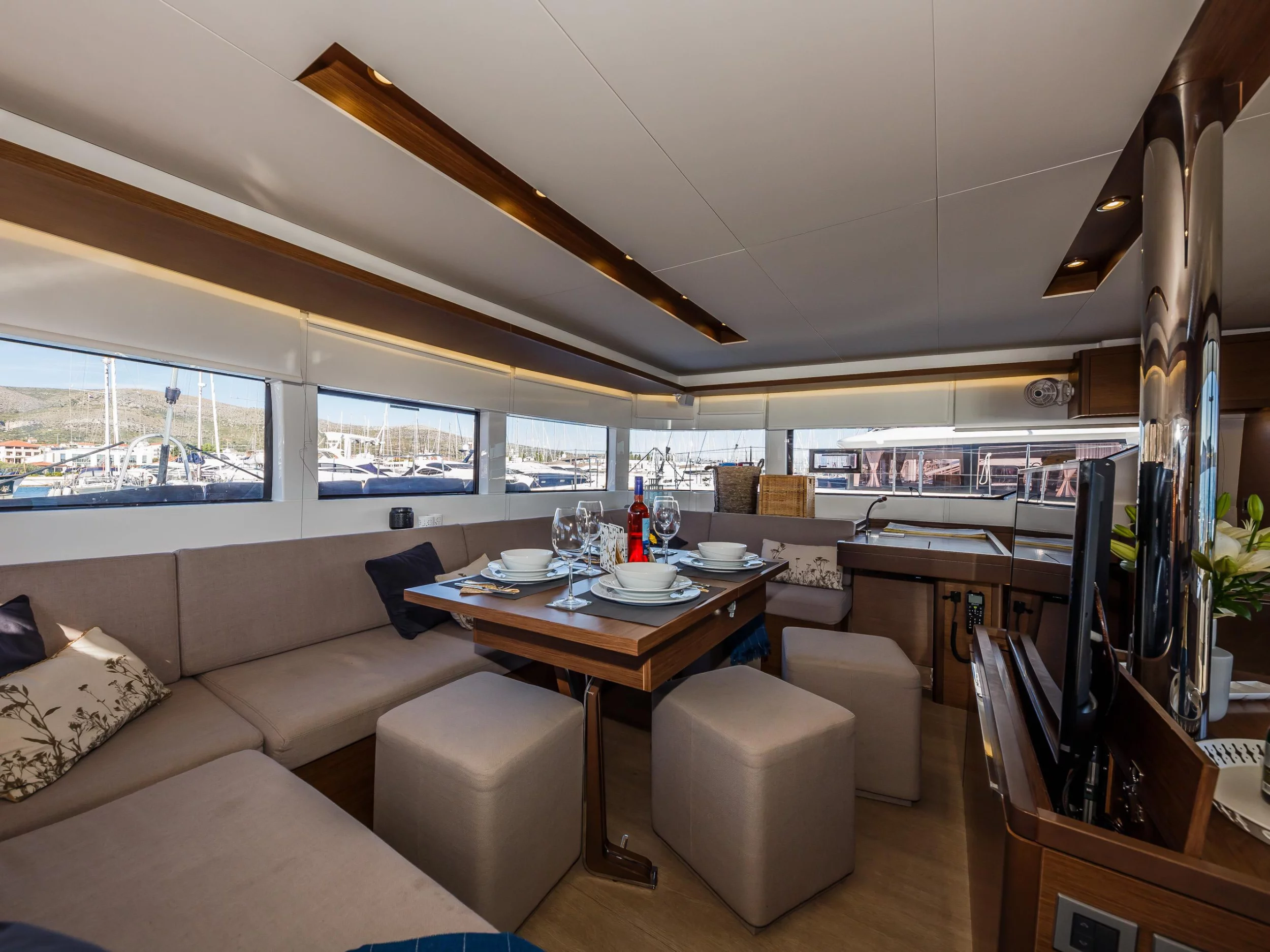 Lagoon 50 Fly (SUMMER STAR) Interior image - 5