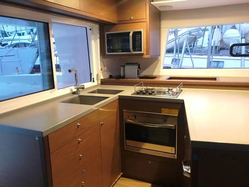 Lagoon 450 Flybridge (Golden Dream) Interior image - 8
