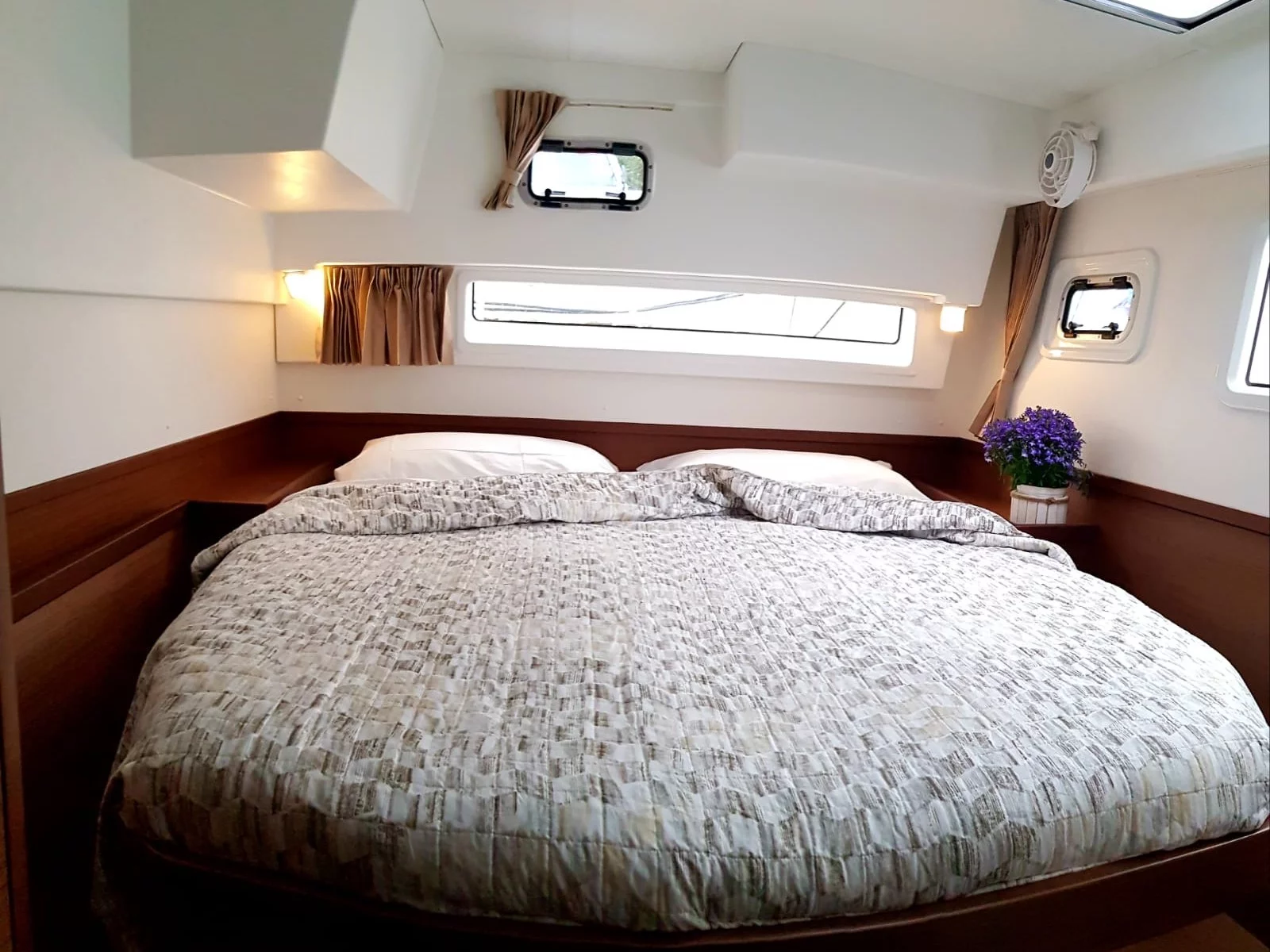 Lagoon 42 (Sea Wolf) Interior image - 11