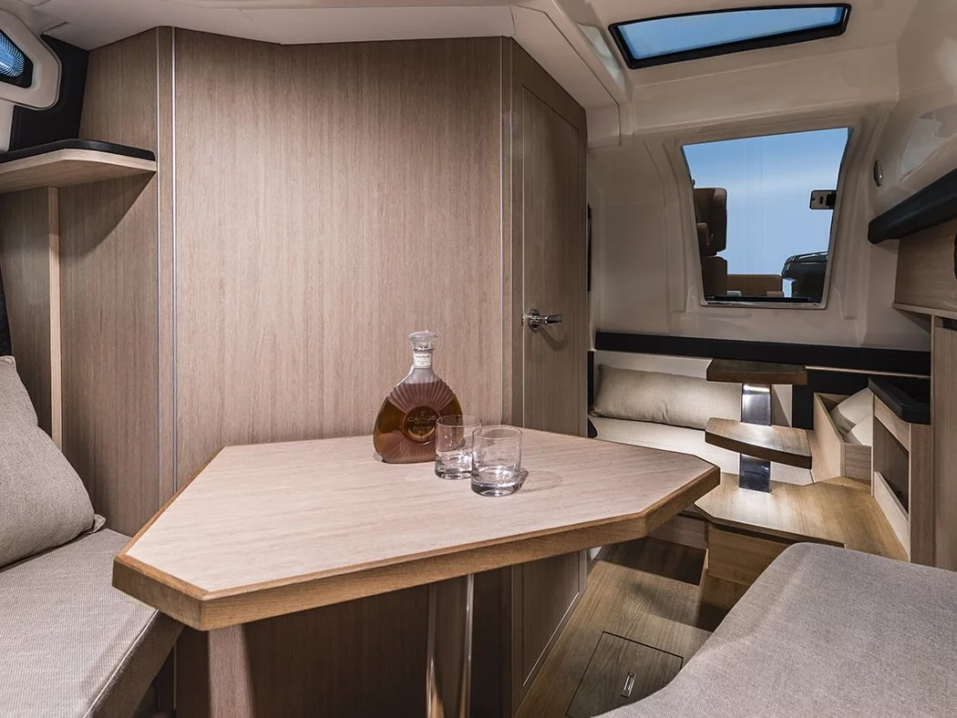 Cranchi E30 Endurance (Aurora) Interior image - 13