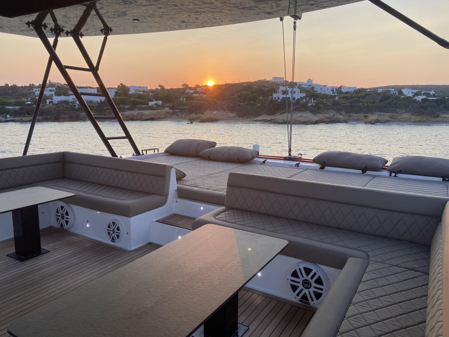 Moon Yacht 60 — photo 11