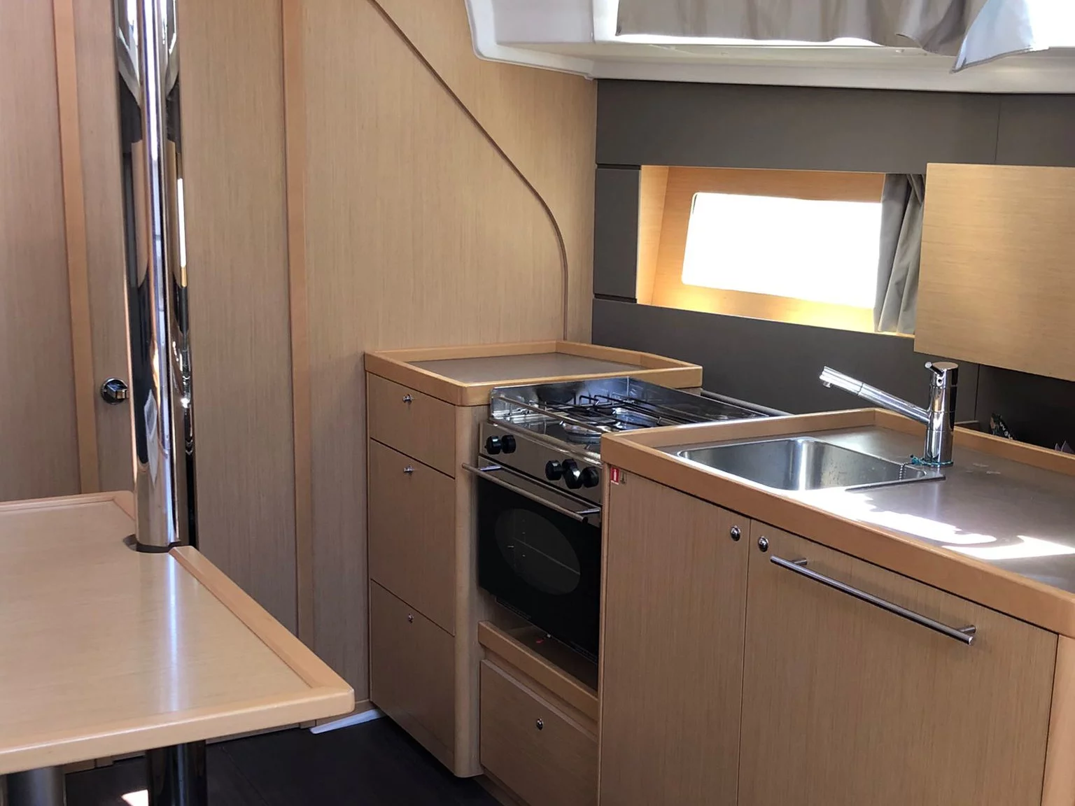 Oceanis 38 (Amaral) Interior image - 2