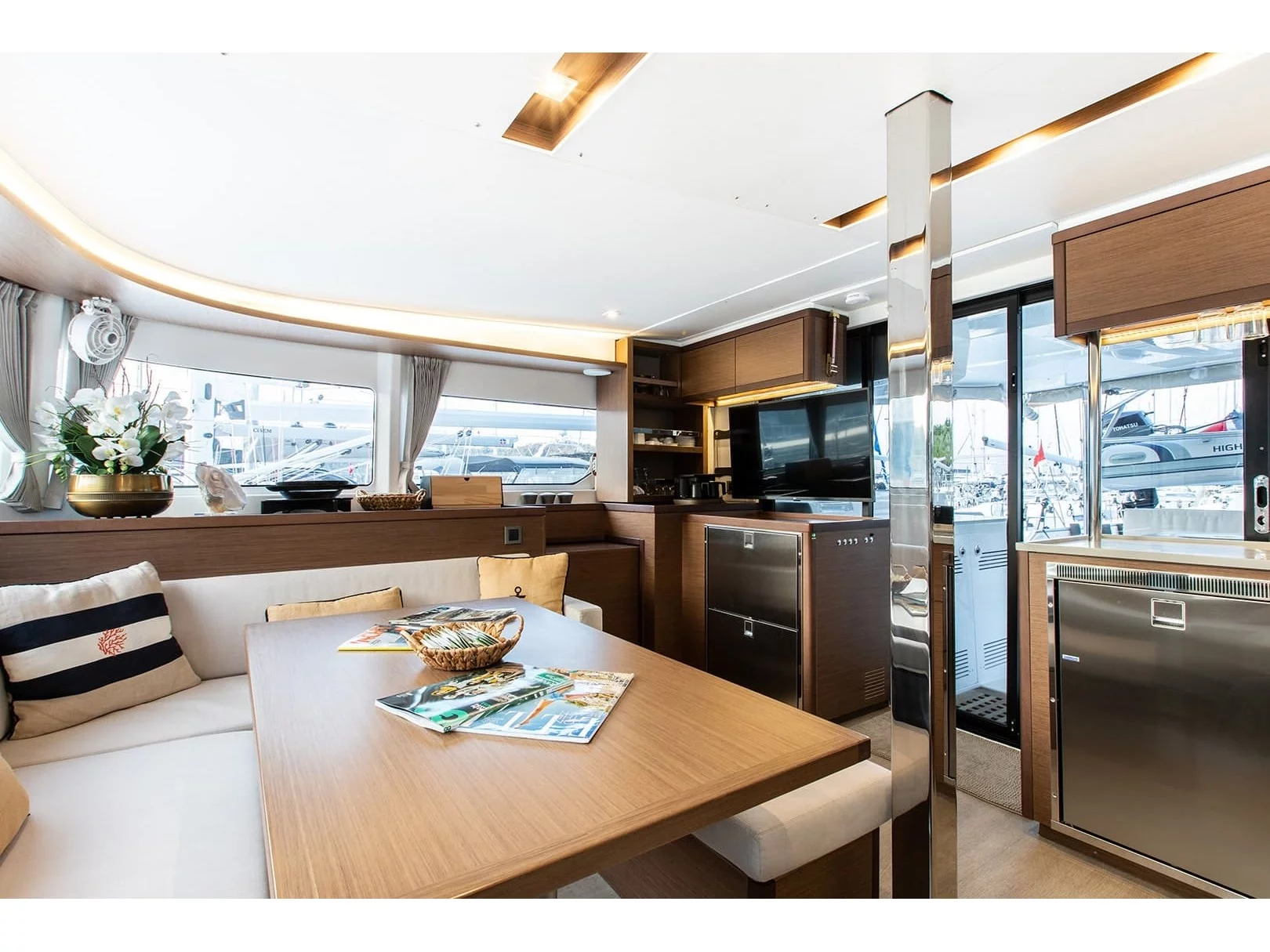 Lagoon 46 (Shanti) Interior image - 6
