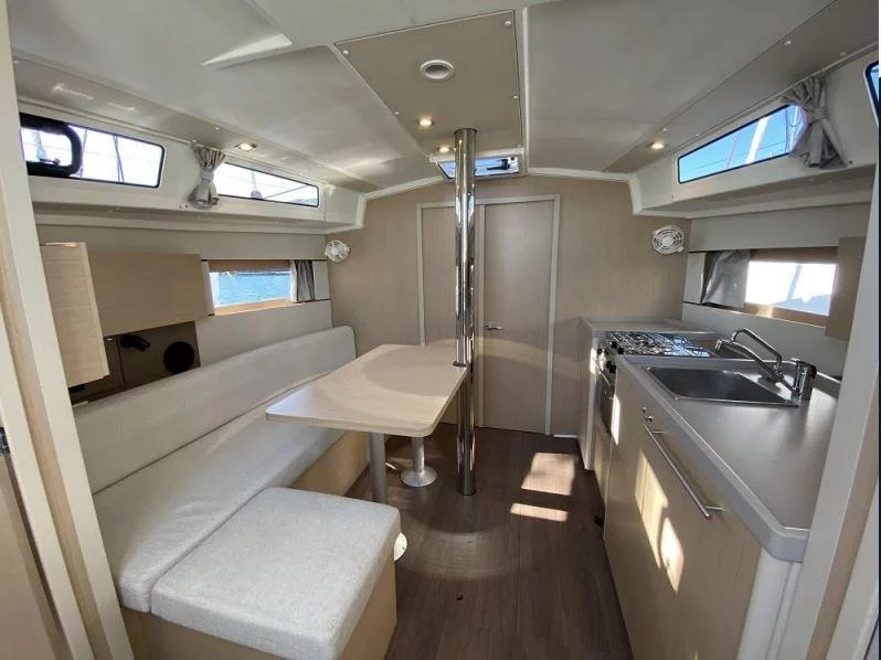 Oceanis 38.1 (Maximus)  - 8