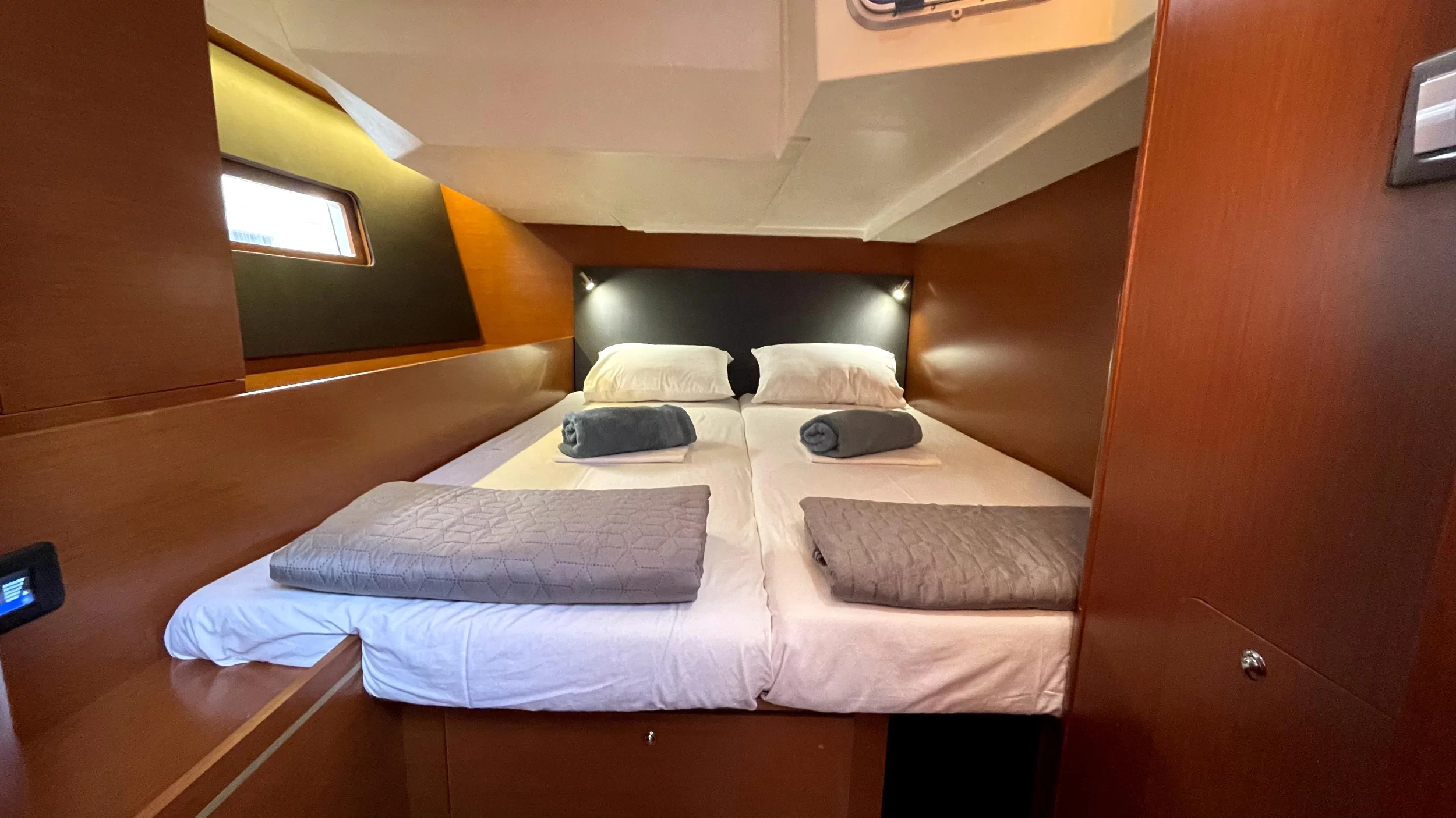 Oceanis 51.1 (Black Swan ( - - 12 pax))  - 2