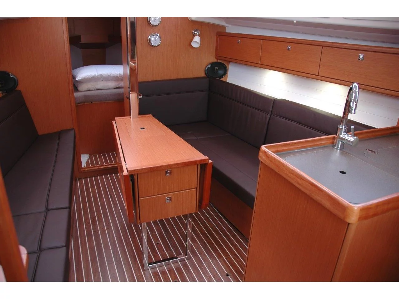 Bavaria Cruiser 33 (Kleeia) Interior image - 11
