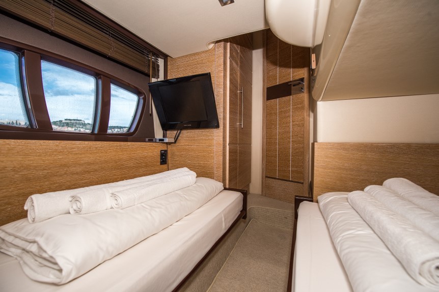 Photo #21 - Azimut 47 Fly (Skyfall MY) en Sibenik - 25769