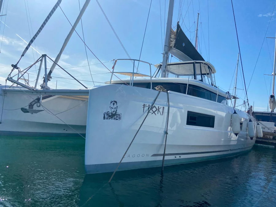 LAGOON 46 (3 CAB + 1 P) (JEMALE)  - 1