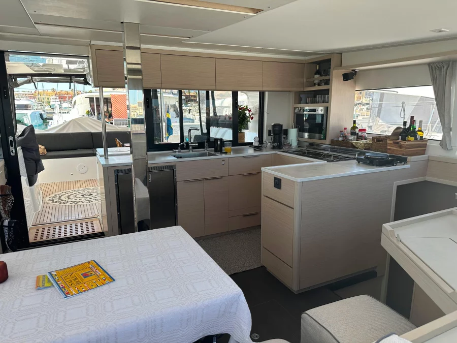 LAGOON 46 (3 CAB + 1 P) (JEMALE)  - 15