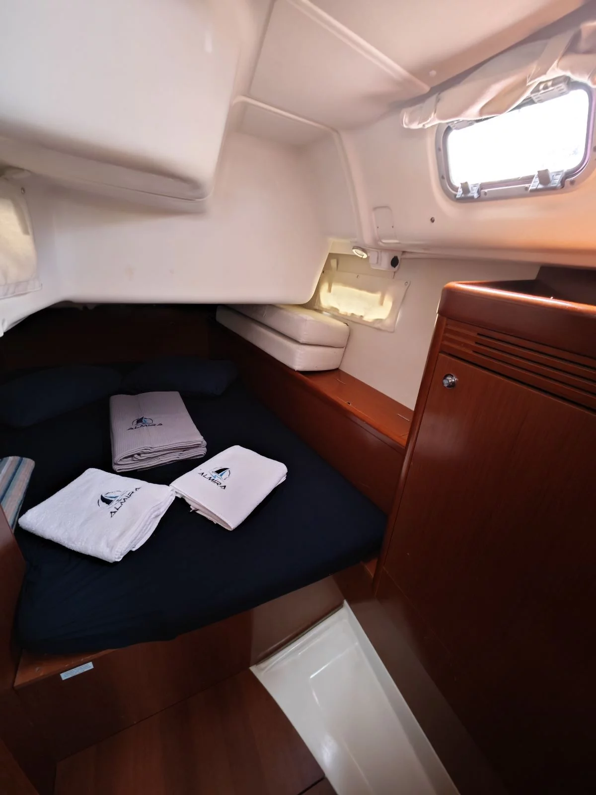 Oceanis 40 (Violet)  - 16