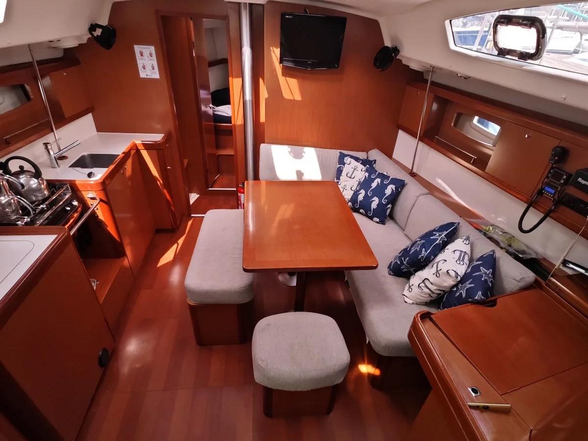 Beneteau 43 (Lilium) Interior image - 1