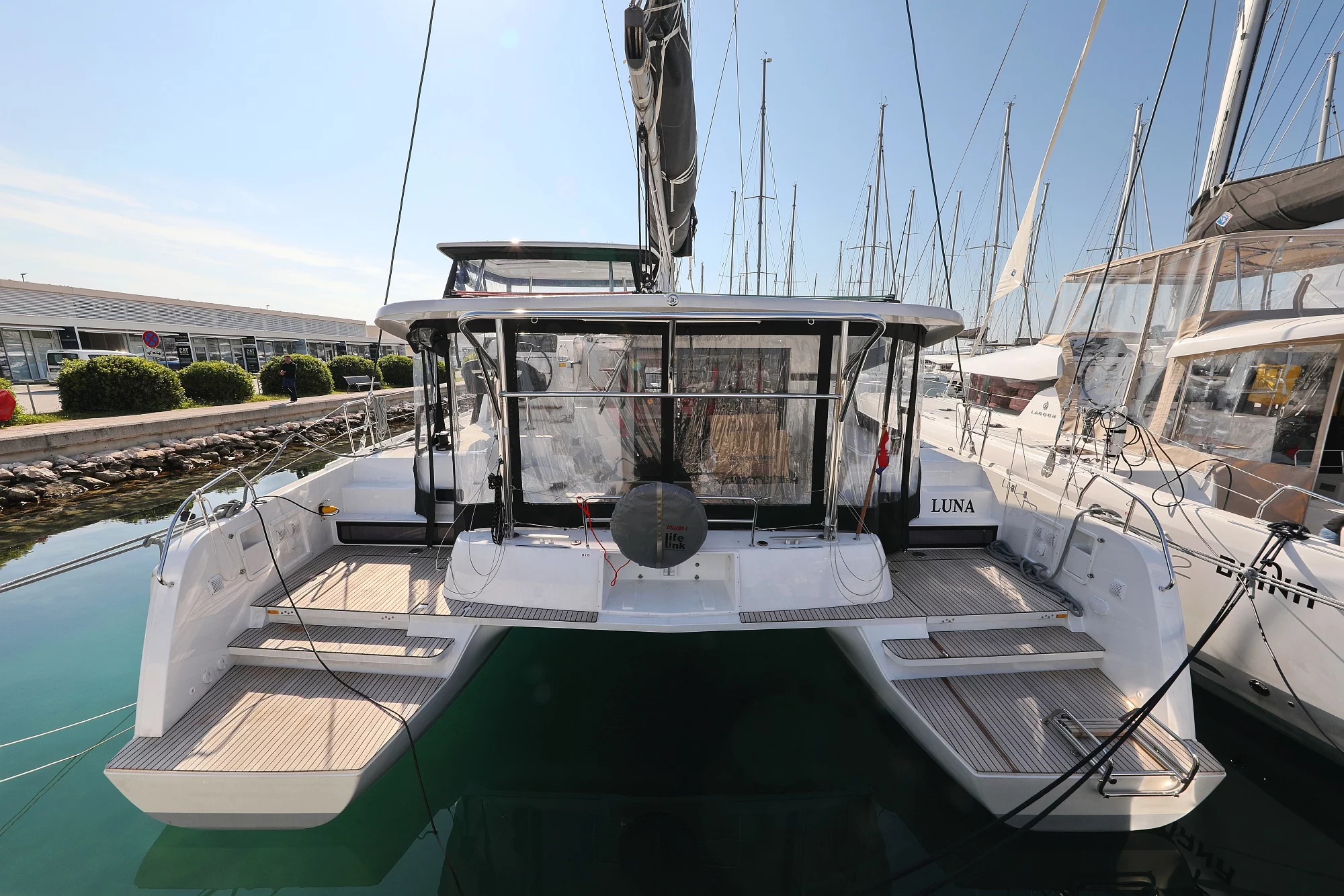 Lagoon 42 (LUNA)  - 19
