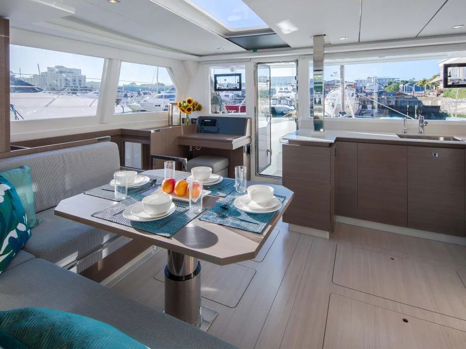 Leopard 42 () Interior image - 5