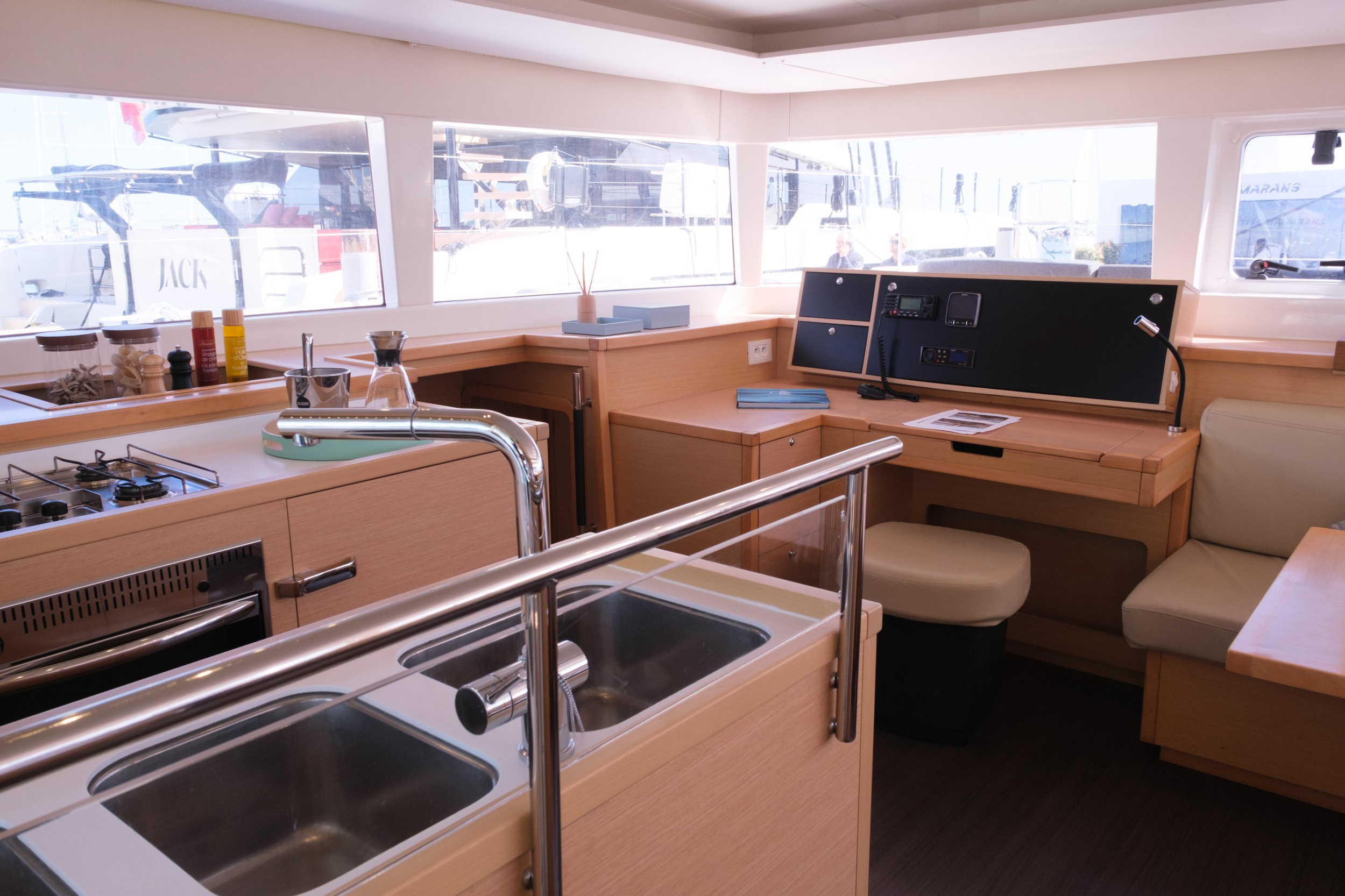 Lagoon 450F — photo 6