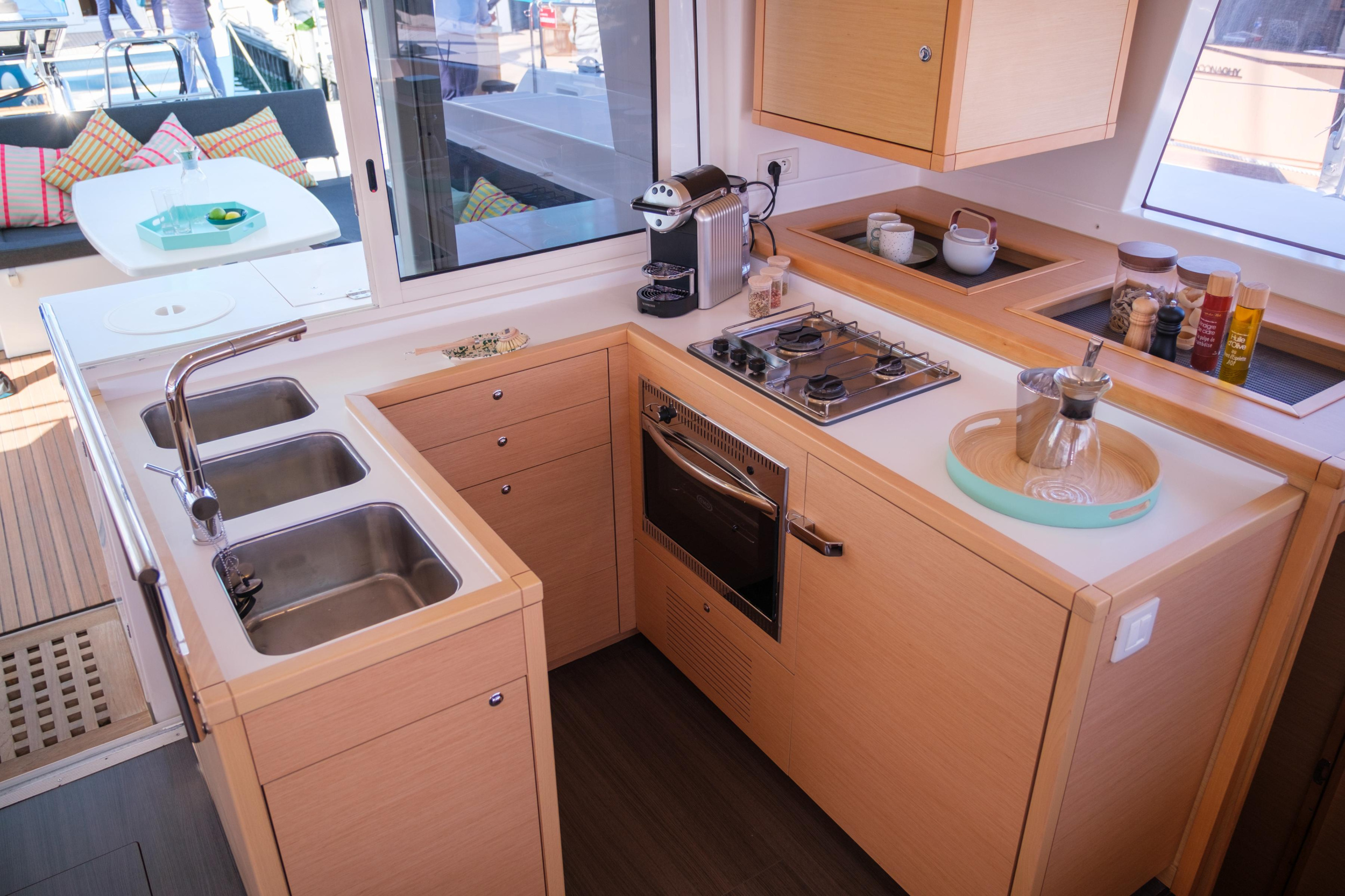 Lagoon 450F — photo 15