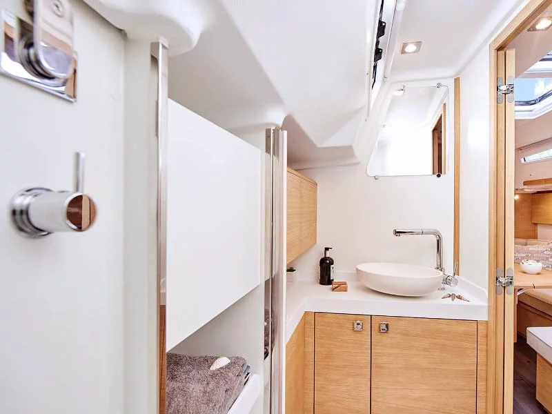 Elan E5 (LINA 2020 (new sails 2024., air condition))  - 25
