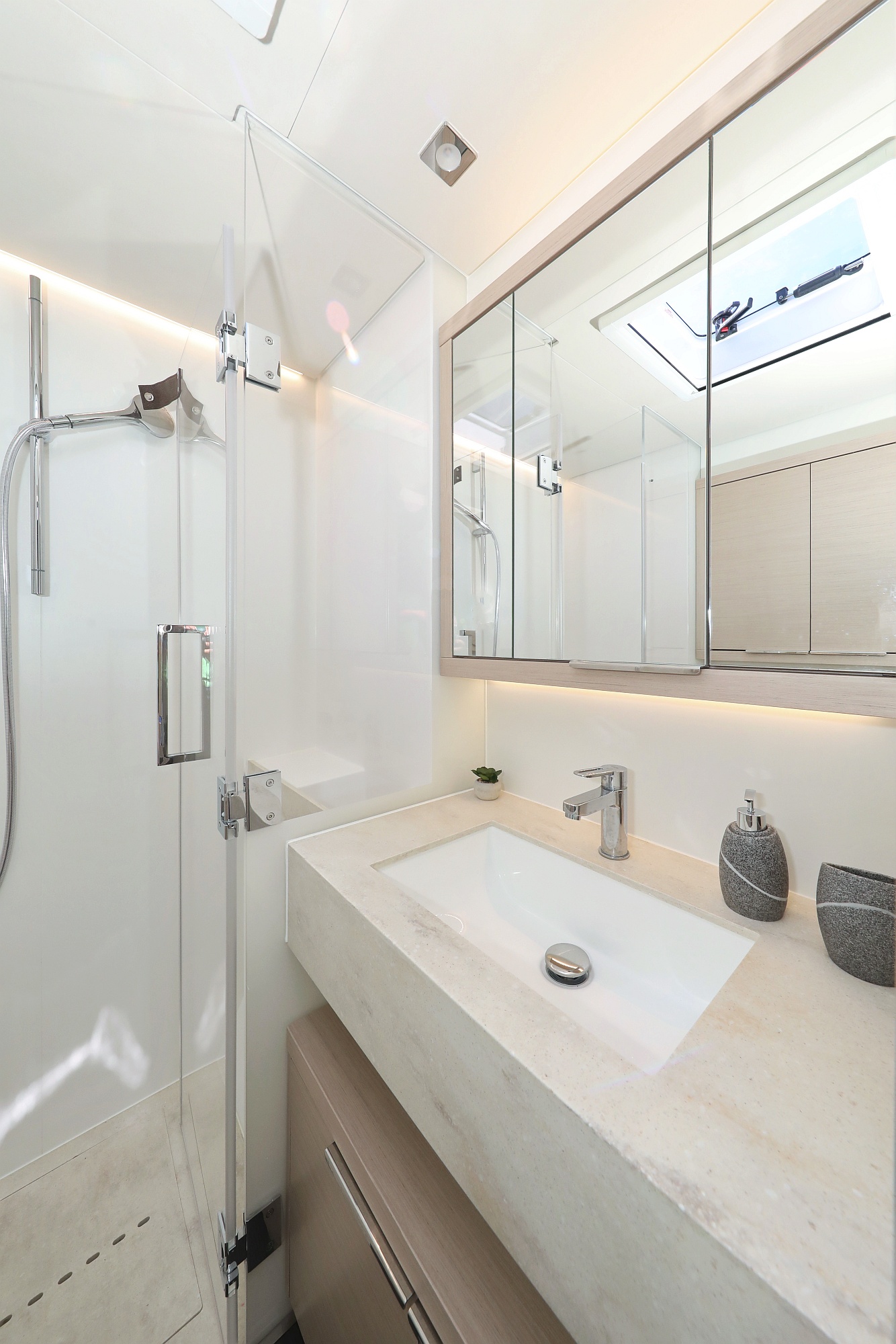 Photo #144 - Lagoon 55 - Elegance line (NOMAD) in Split - 10900