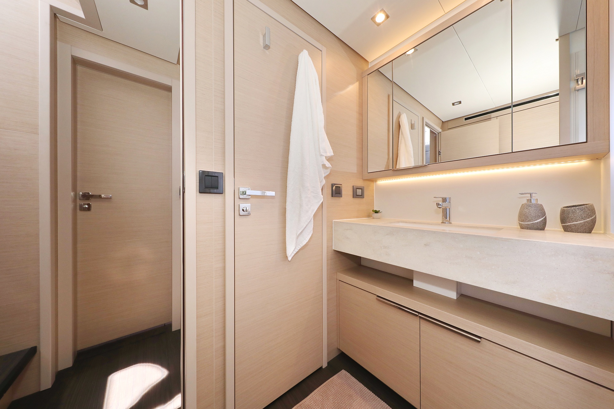 Photo #237 - Lagoon 55 - Elegance line (NOMAD) in Split - 10900