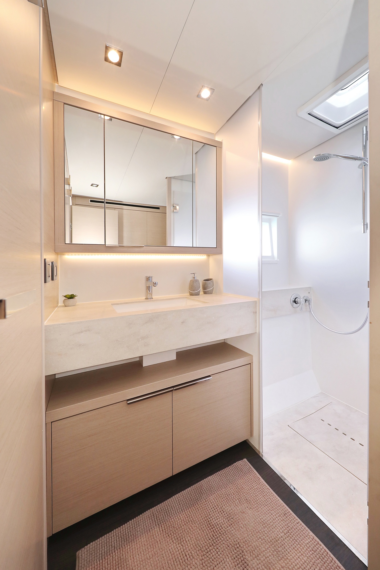 Photo #154 - Lagoon 55 - Elegance line (NOMAD) in Split - 10900