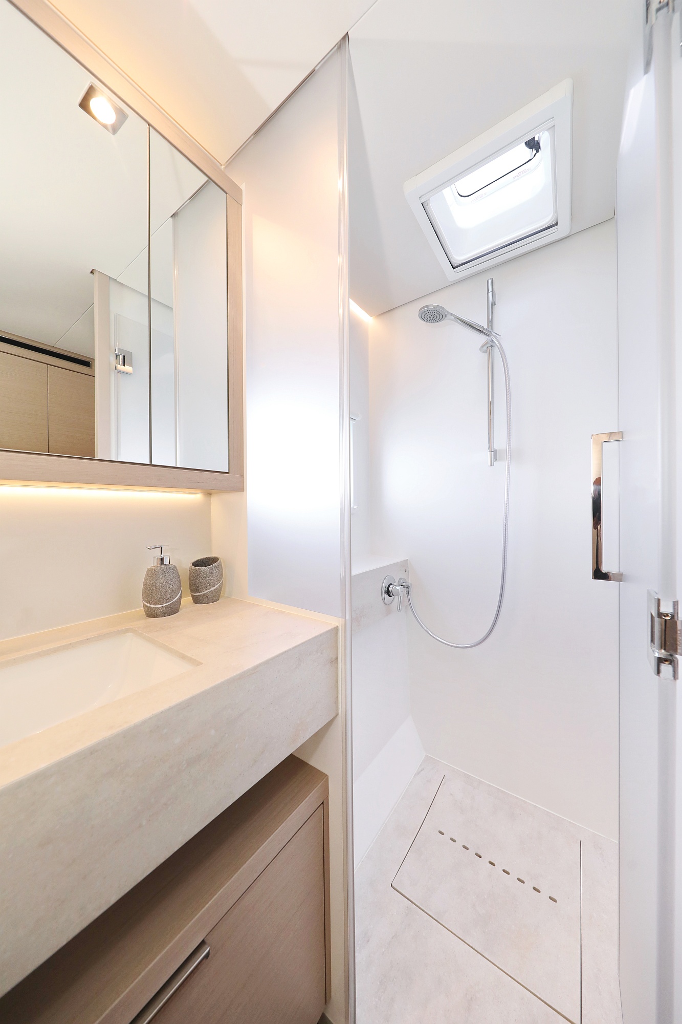 Photo #252 - Lagoon 55 - Elegance line (NOMAD) in Split - 10900