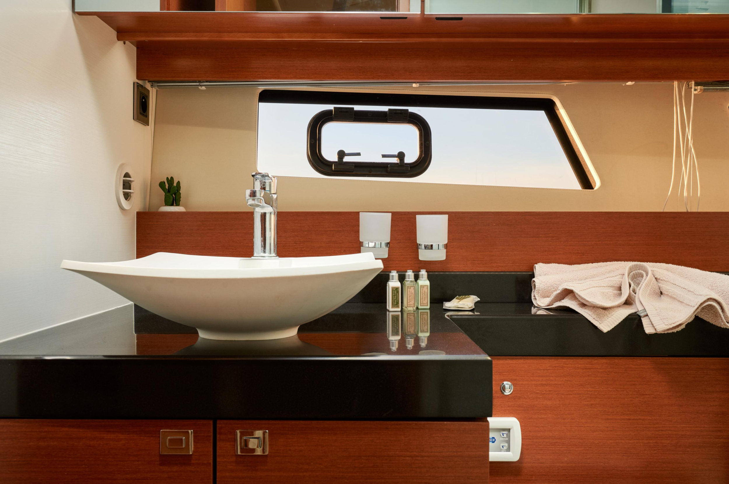 Photo #17 - Prestige 550 Fly (Rock) en Podstrana - 20230
