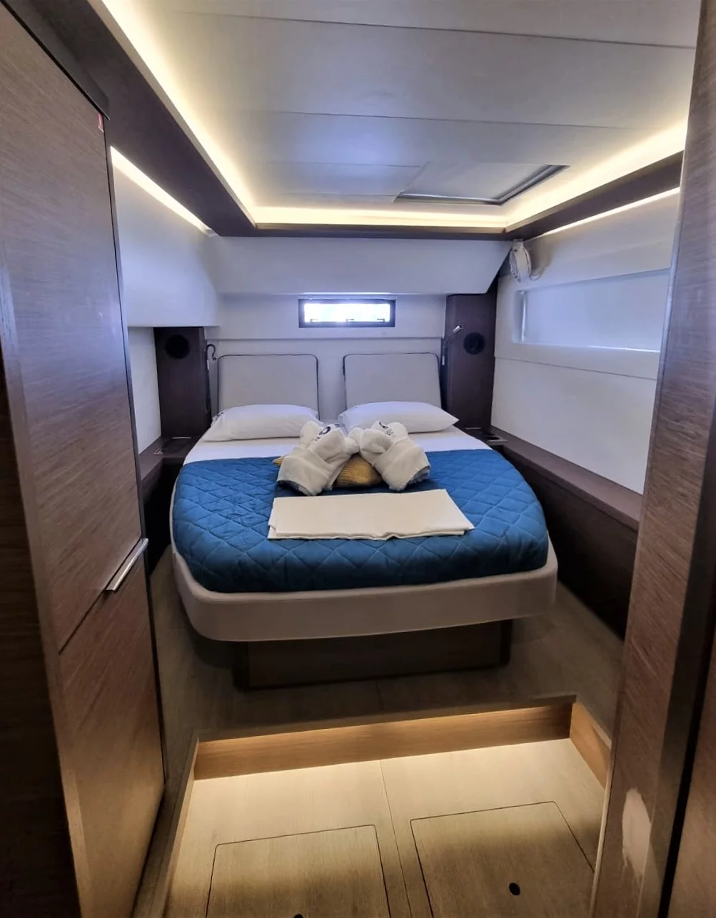 Lagoon 46 Owners Version (Free Bird II)  - 2