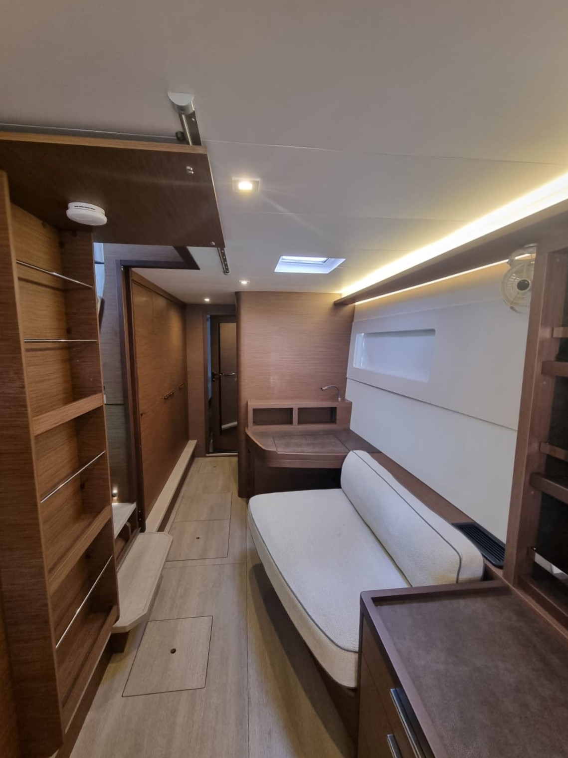 Photo #2 - Lagoon 46 Owners Version (Free Bird II) en Lavrion - 17535