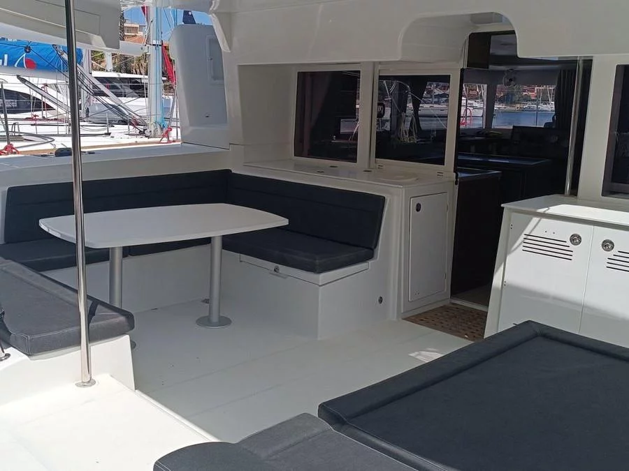 Lagoon 450 Fly ()  - 3